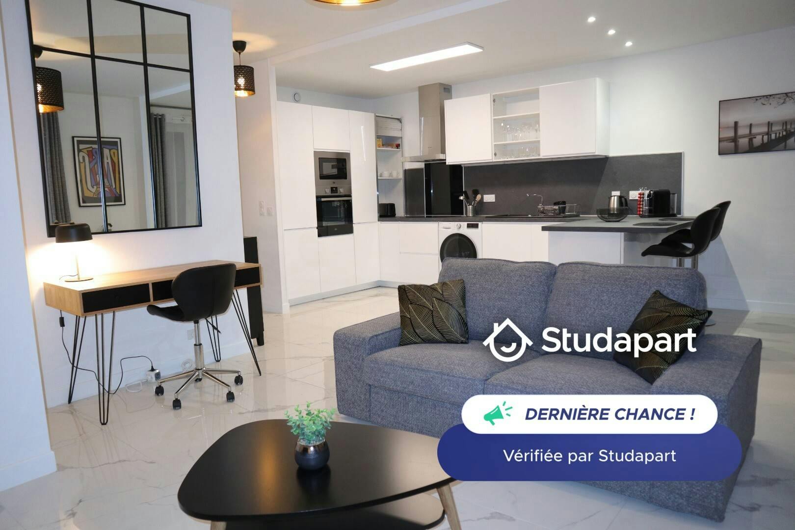 Apartment for rent for €1,590 per month in Fontainebleau, Rue Royale