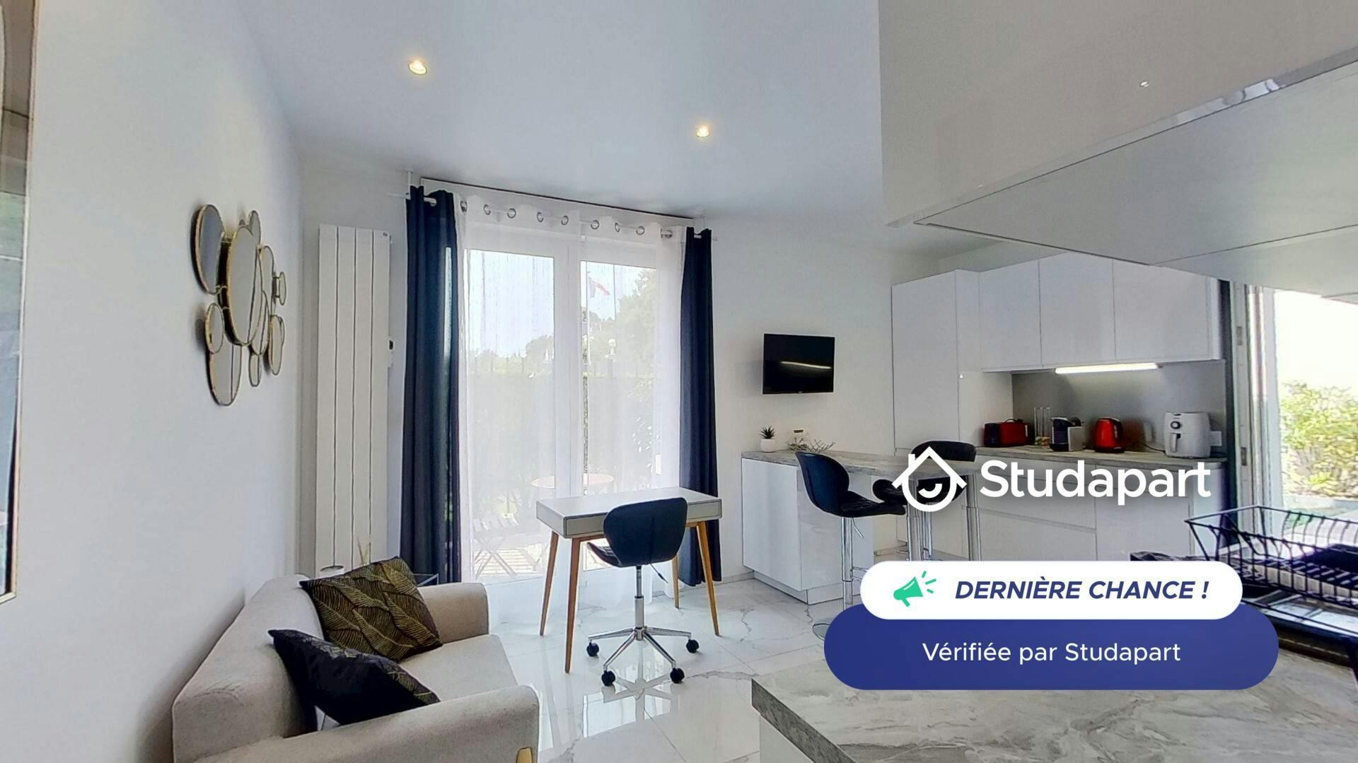 Apartment for rent for €1,460 per month in Fontainebleau, Rue Royale