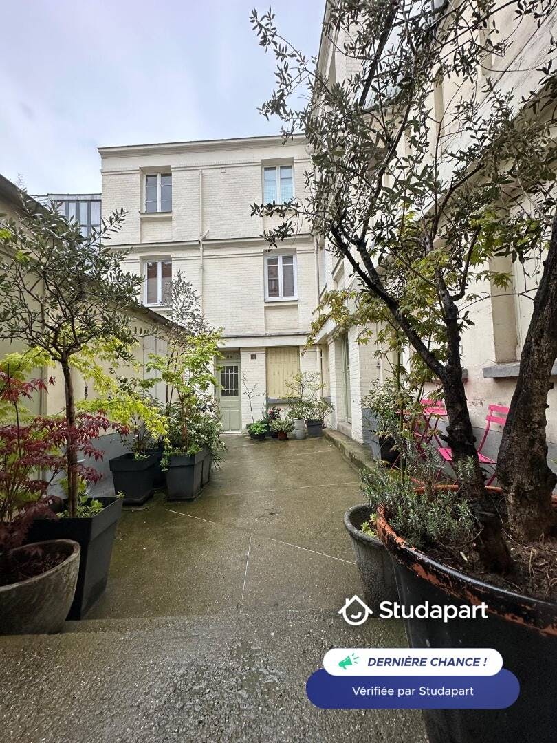 Apartment for rent for €1,200 per month in Paris, Rue Muller