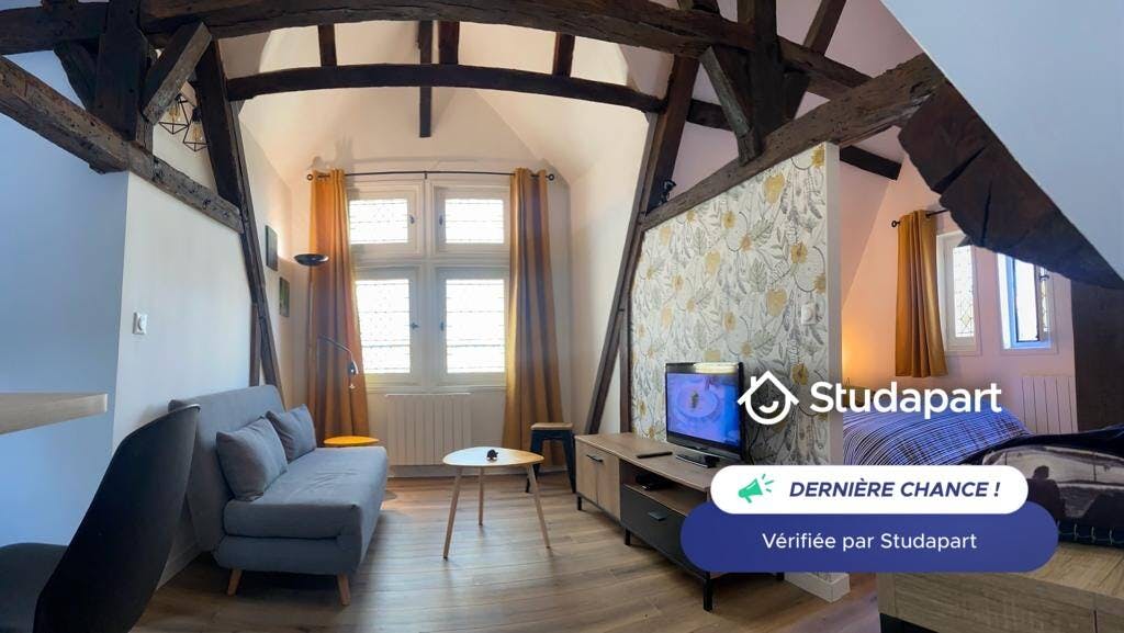 Apartment for rent for €850 per month in La Rochelle, Rue Pas du Minage