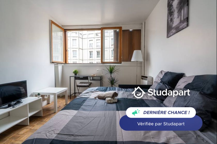 Apartment for rent for €1,120 per month in Paris, Rue des Envierges