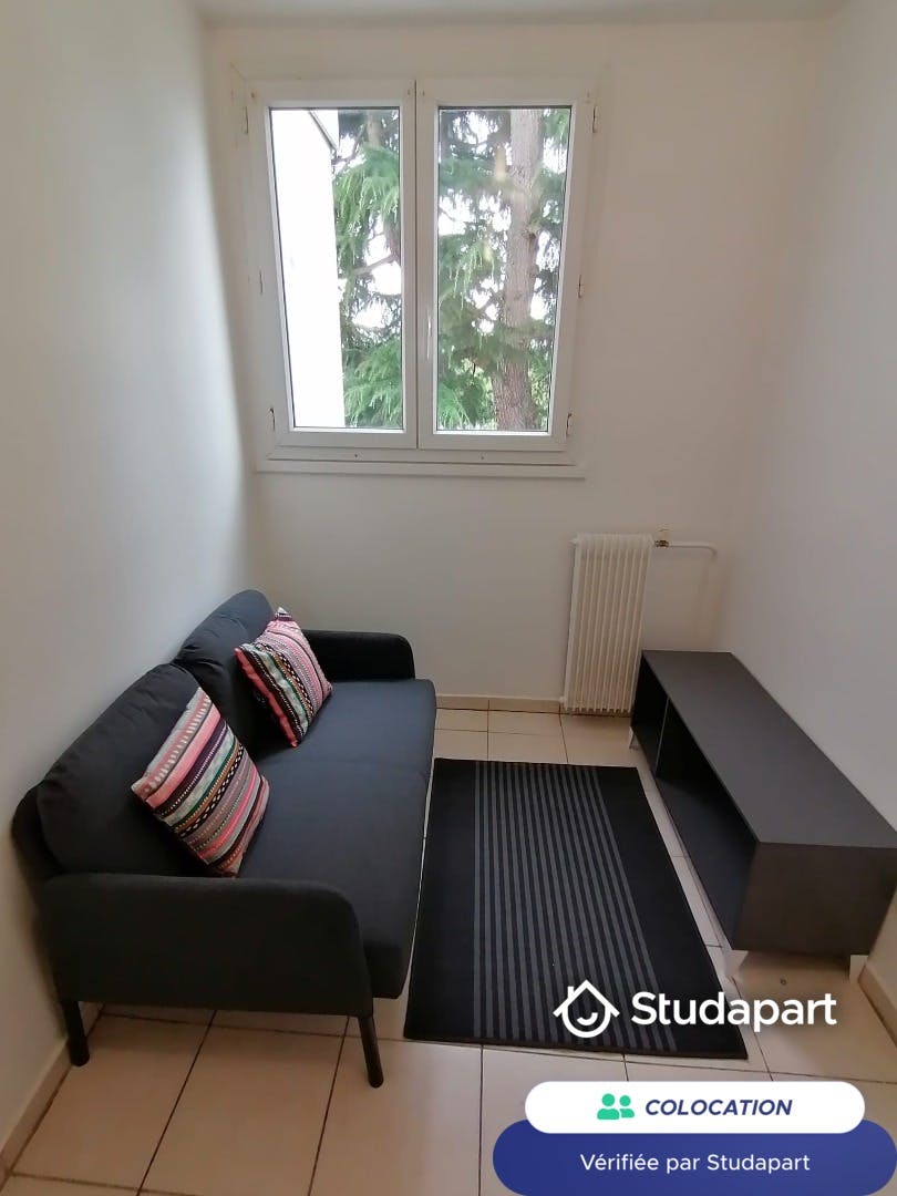 Private room for rent for €429 per month in Pontoise, Rue les Maradas Oranges