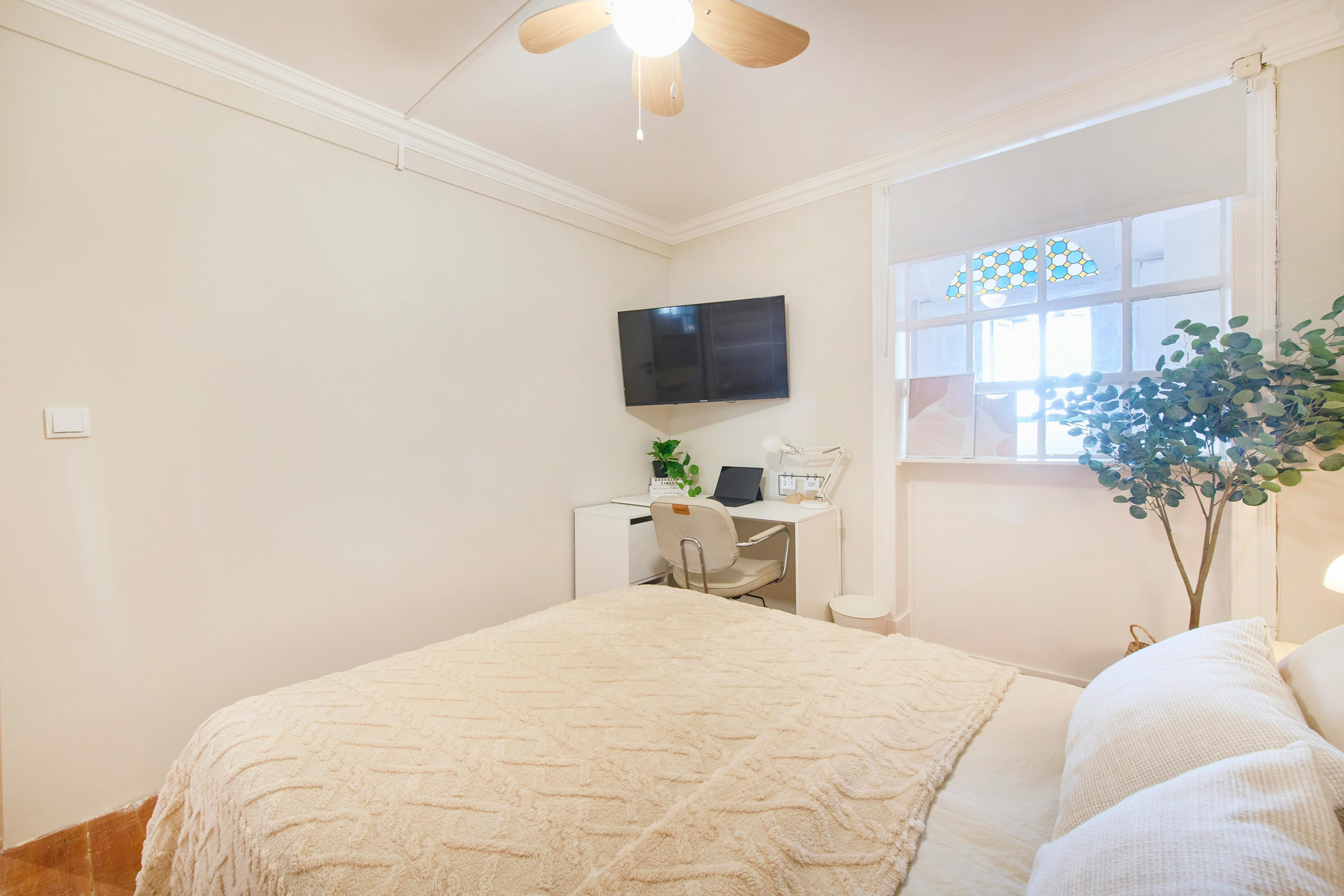 Private room for rent for €555 per month in Lisbon, Largo Vitorino Damásio