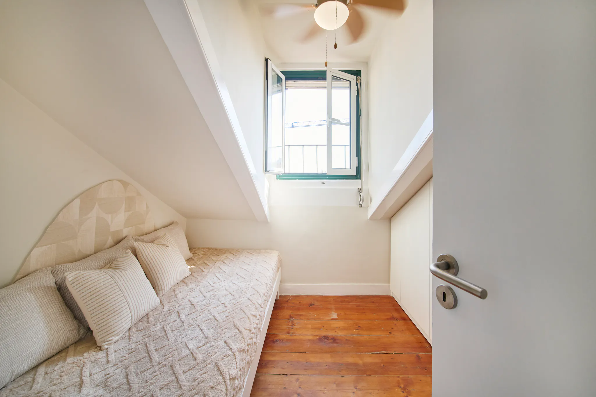 Largo Vitorino Damásio, Lisbon preview