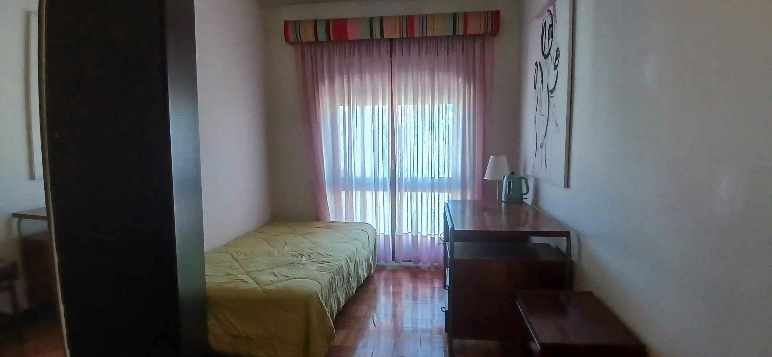 Private room for rent for €370 per month in Porto, Rua de Martim Moniz