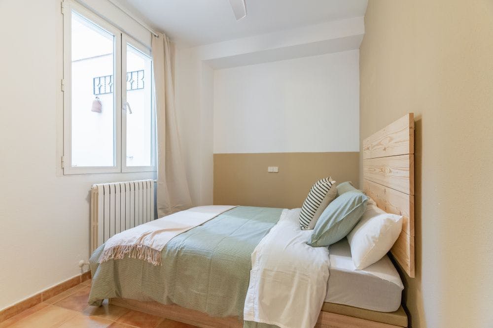 Private room for rent for €680 per month in Madrid, Calle de Carnicer