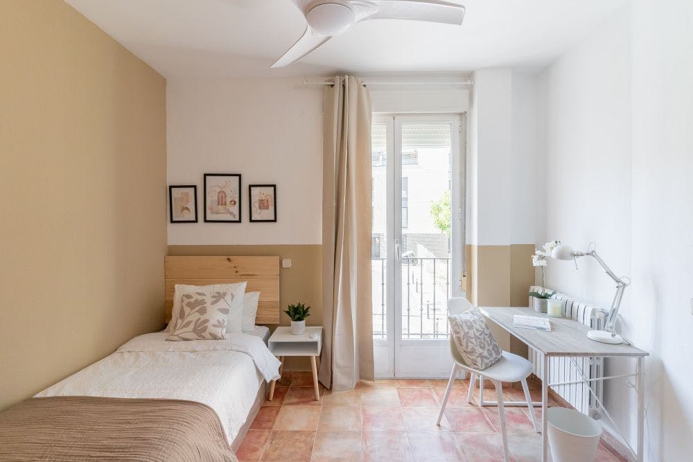 Private room for rent for €680 per month in Madrid, Calle de Carnicer