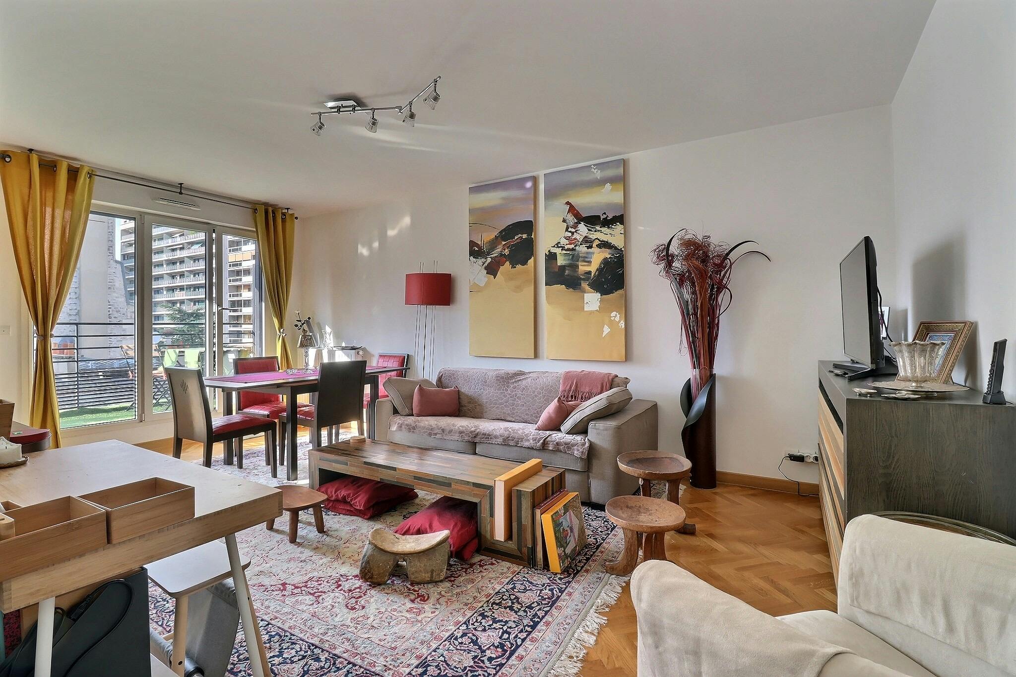 Apartment for rent for €2,268 per month in Paris, Rue Saint Charles