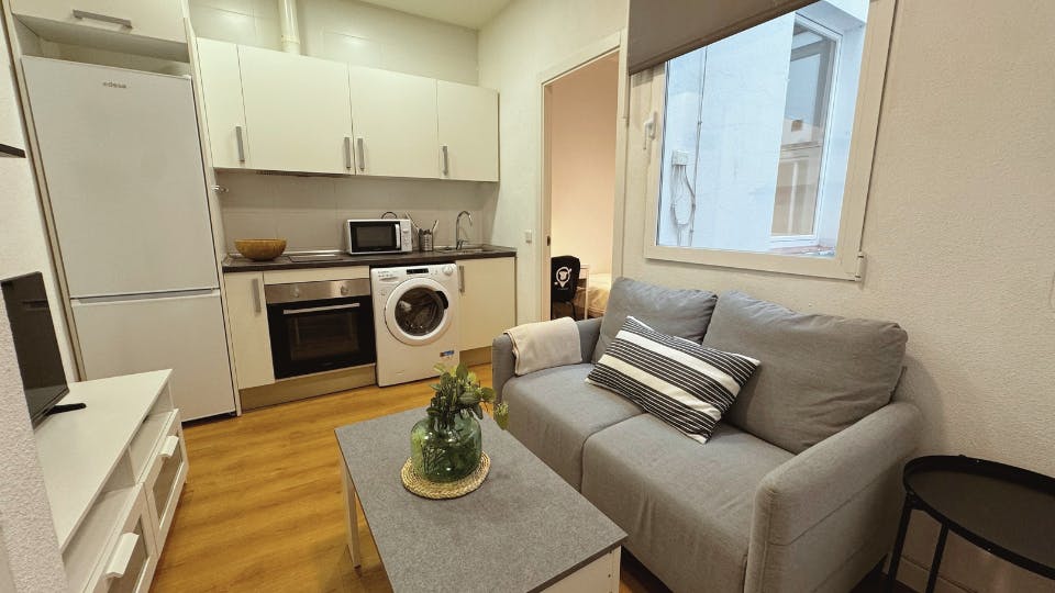 Apartment for rent for €885 per month in Madrid, Paseo de las Delicias