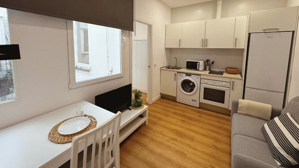 Mieszkanie do wynajęcia za 930 € miesięcznie w mieście Madrid, Paseo de las Delicias