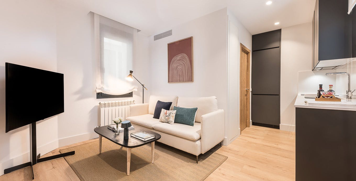 Apartment for rent for €3,062 per month in Madrid, Calle Doctor Castelo
