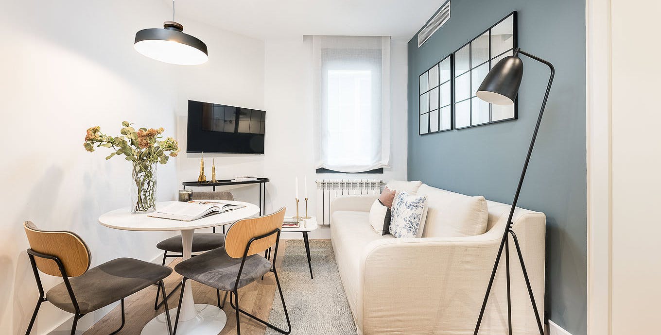 Apartment for rent for €2,607 per month in Madrid, Calle Doctor Castelo