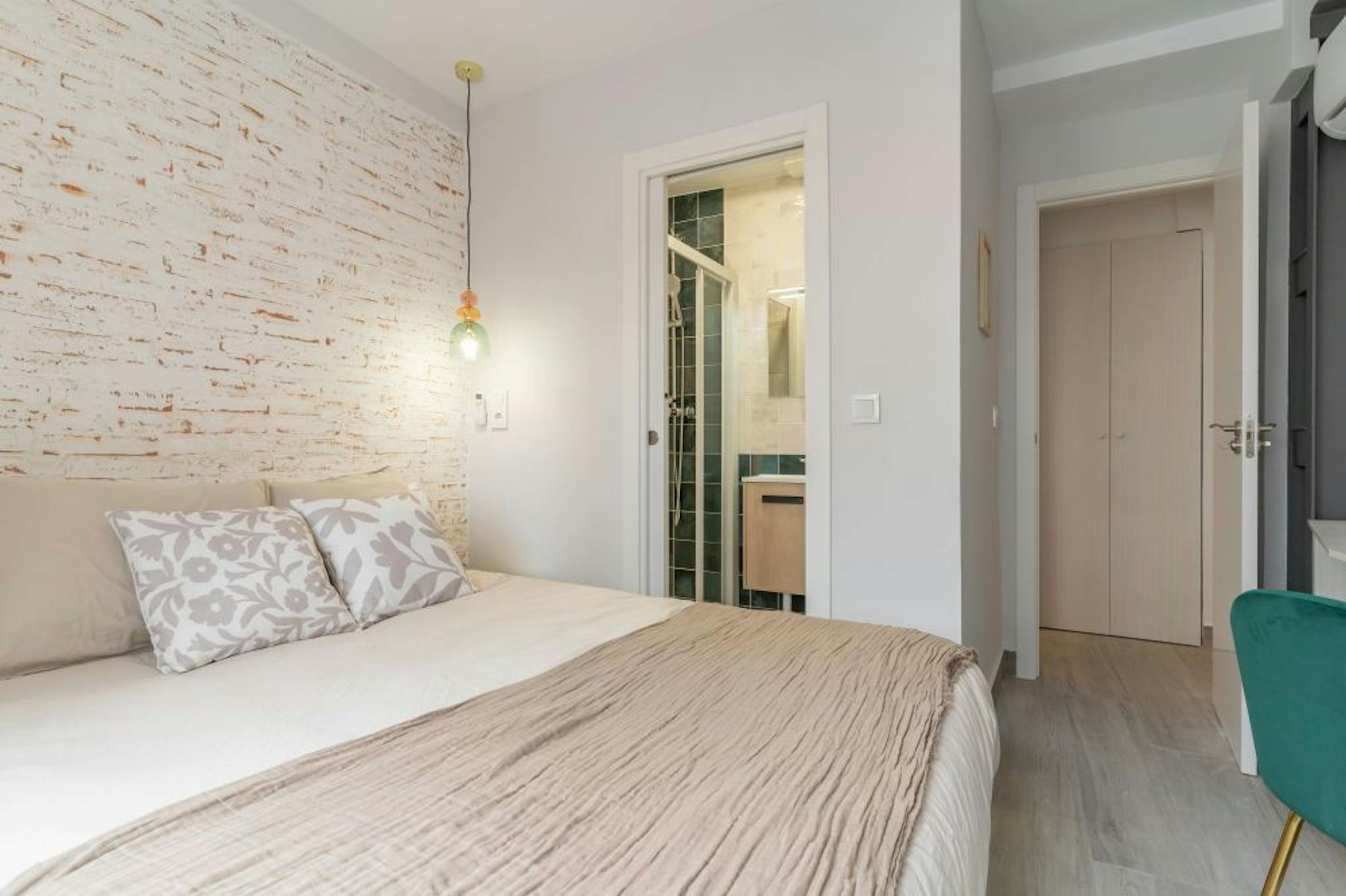 Calle de Pinos Alta, Madrid preview