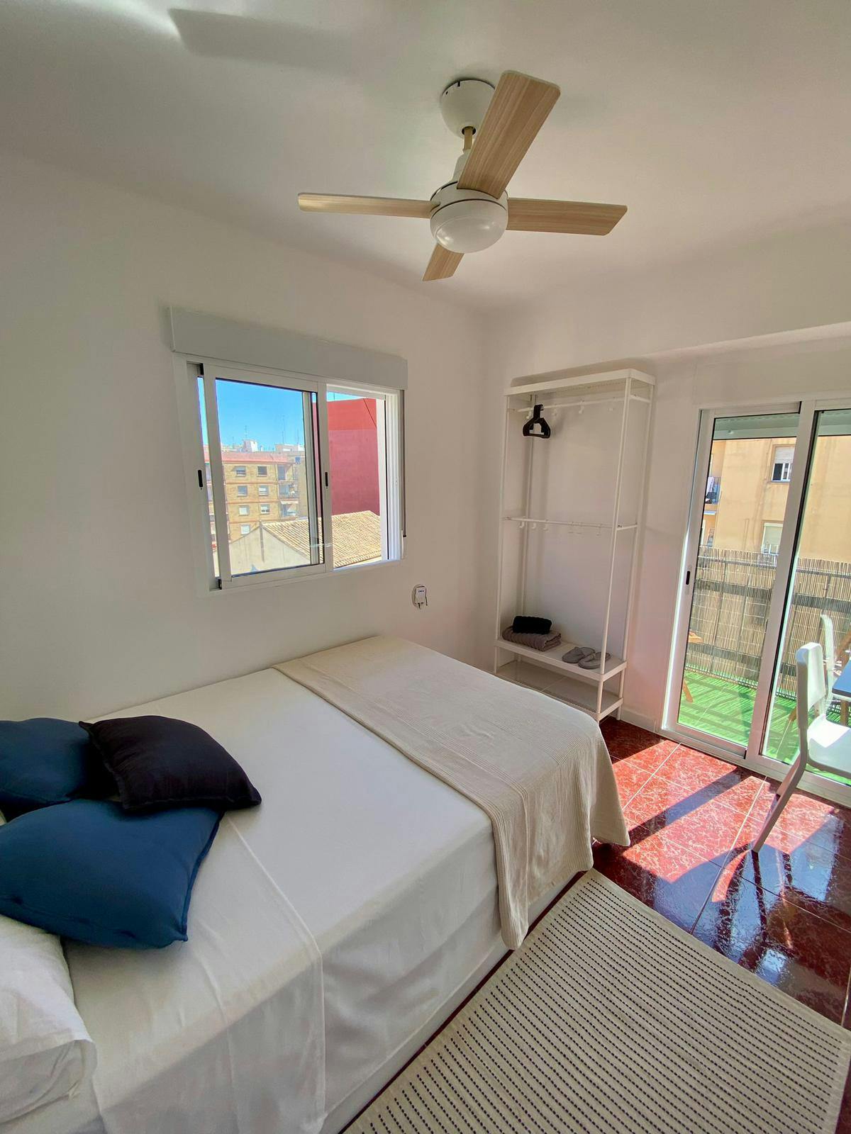 Private room for rent for €440 per month in Valencia, Calle Pintor Matarana