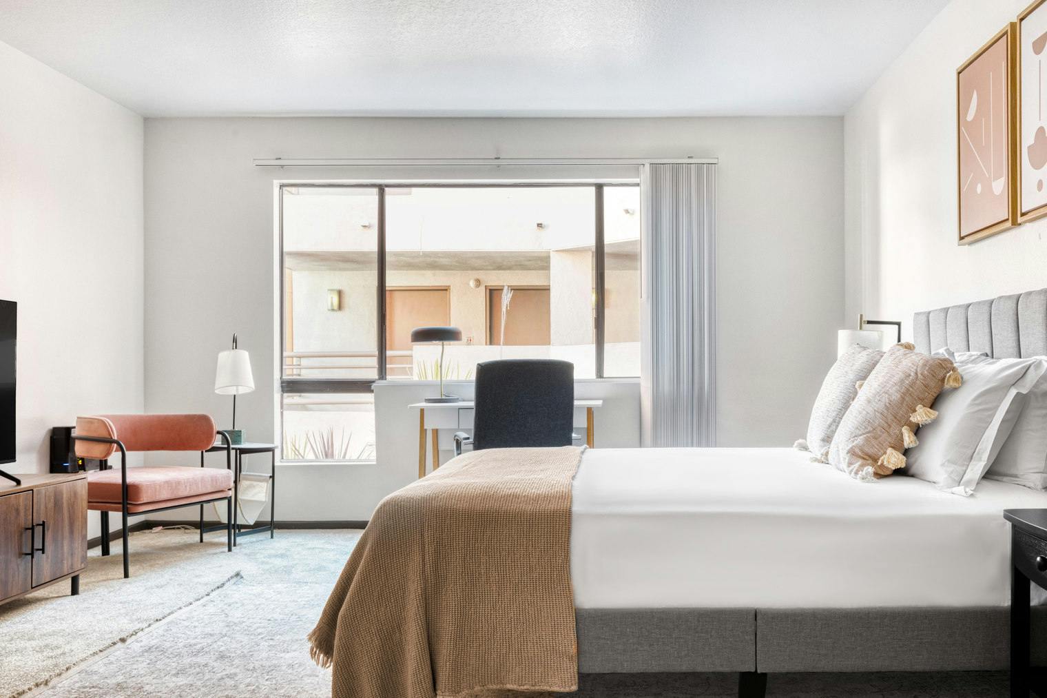 Студия сдается в аренду за 3 457 € в месяц в Los Angeles, Bluffside Drive