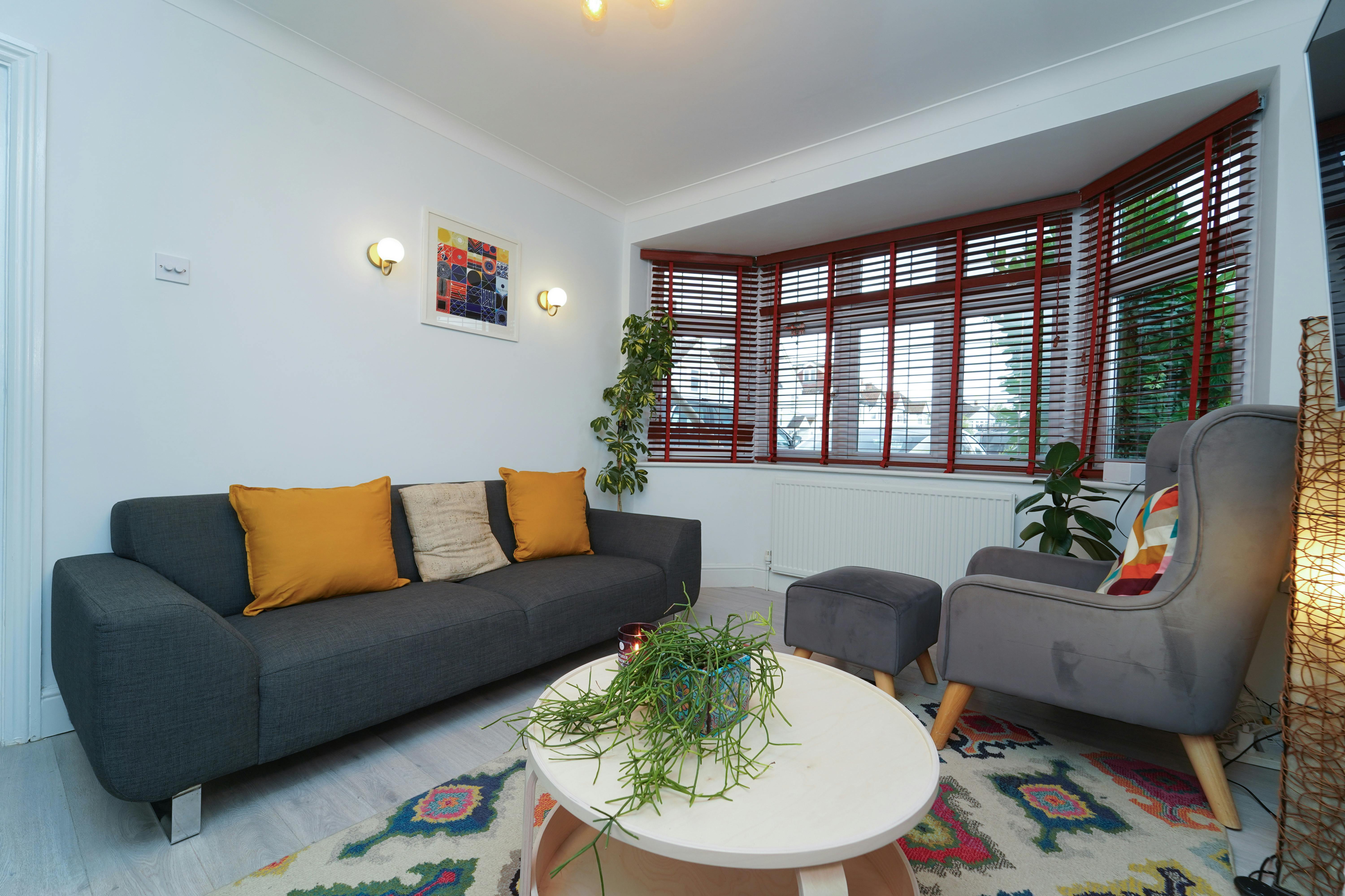 Дом сдается в аренду за 4 397 € в месяц в Walton-on-Thames, Brampton Gardens