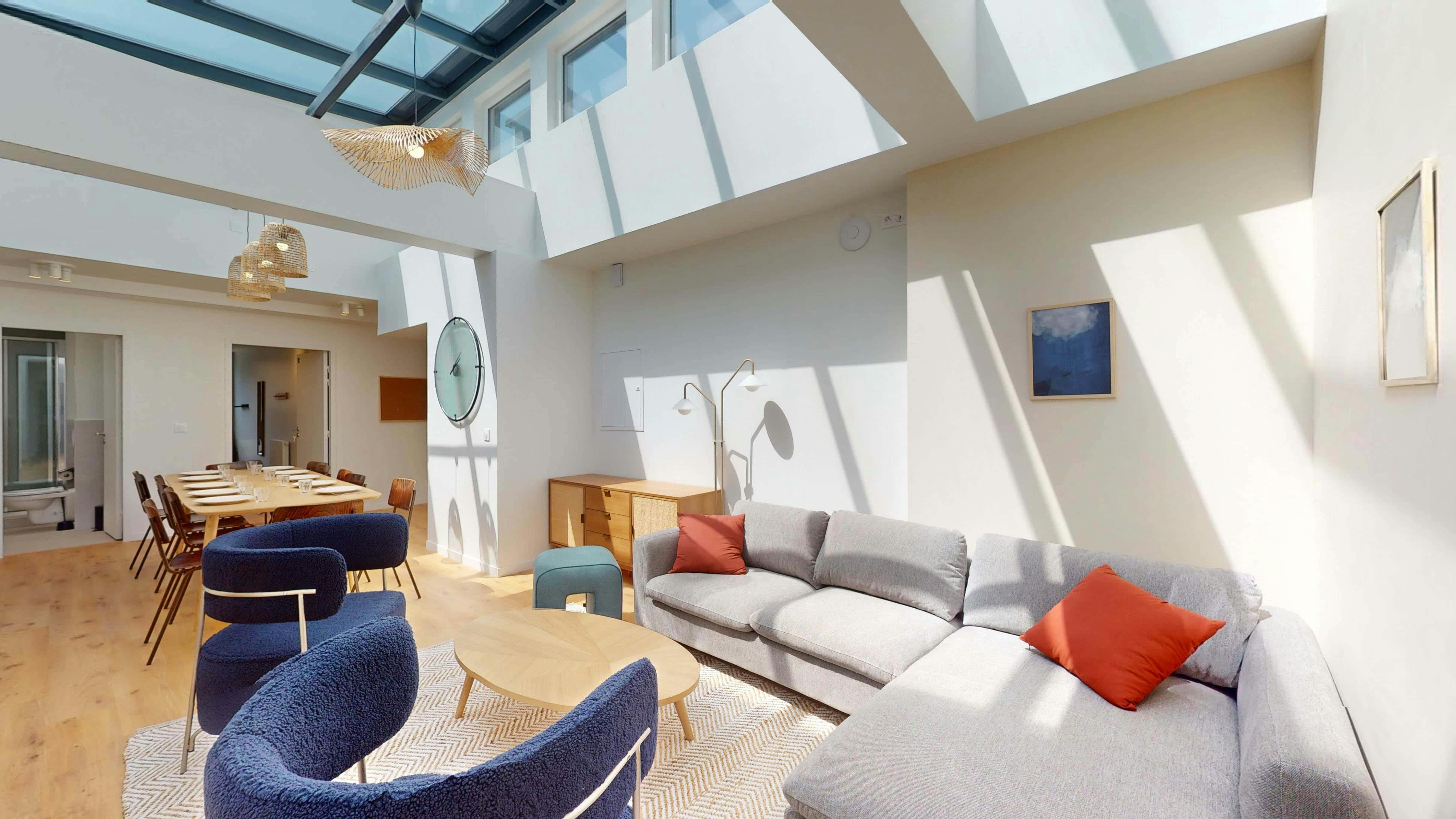 私人房间 正在以 €880 的月租出租，其位于 Suresnes, Rue de la Liberté