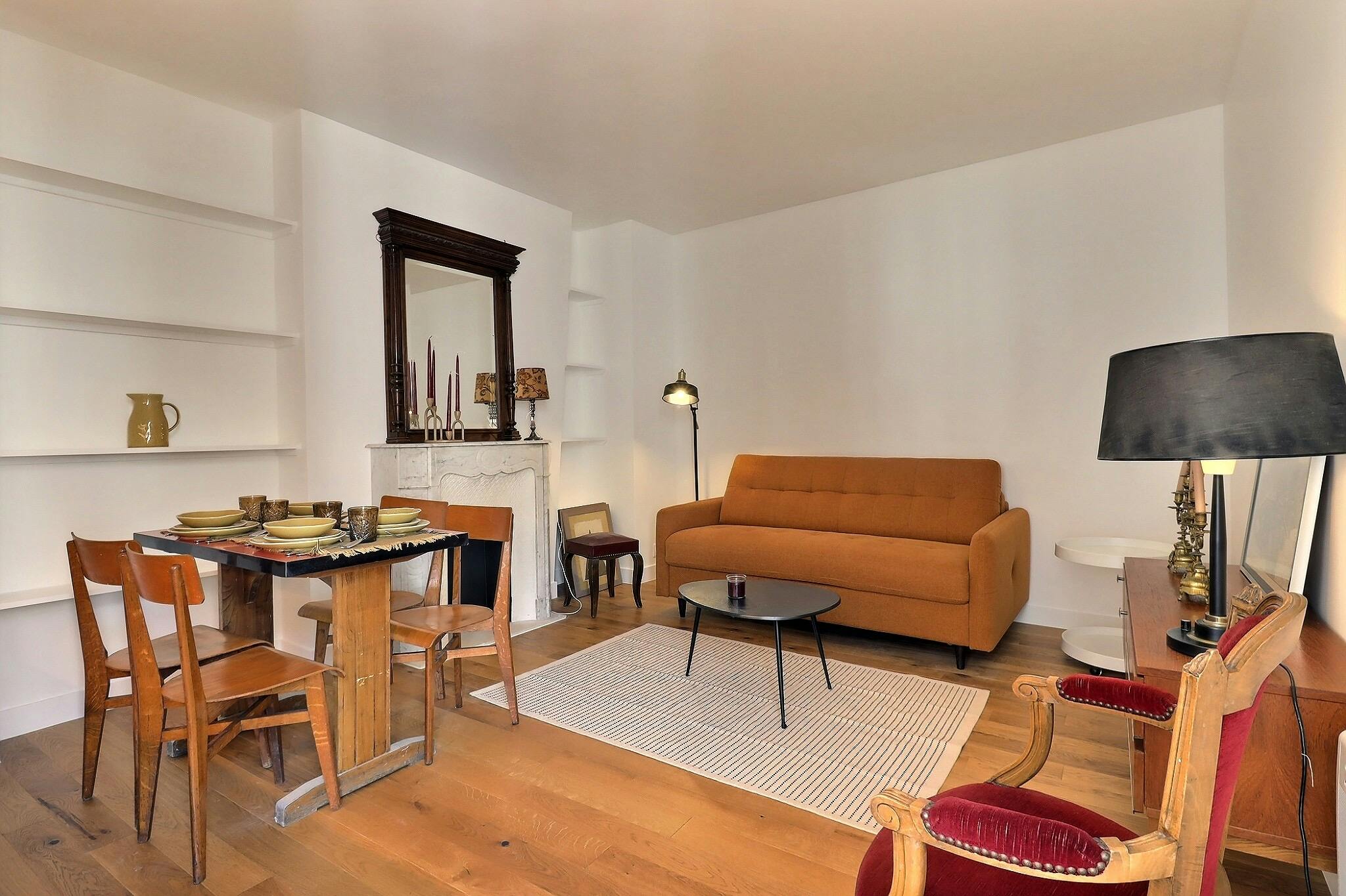 Apartment for rent for €1,926 per month in Paris, Rue de la Fontaine au Roi