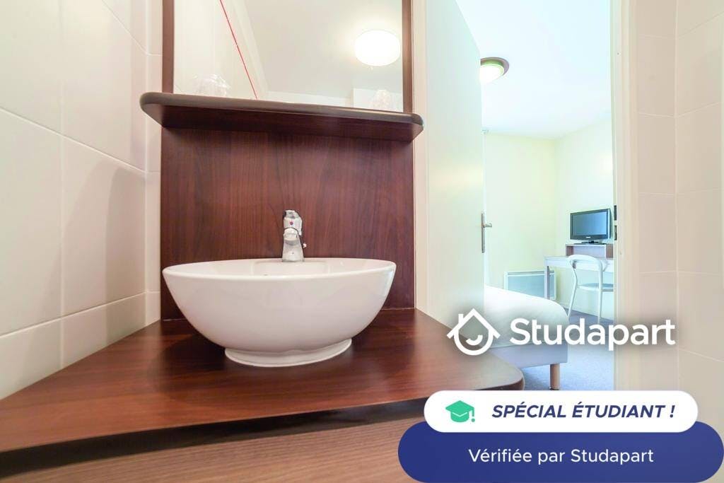 Private room for rent for €680 per month in Magny-les-Hameaux, Route de Port Royal des Champs