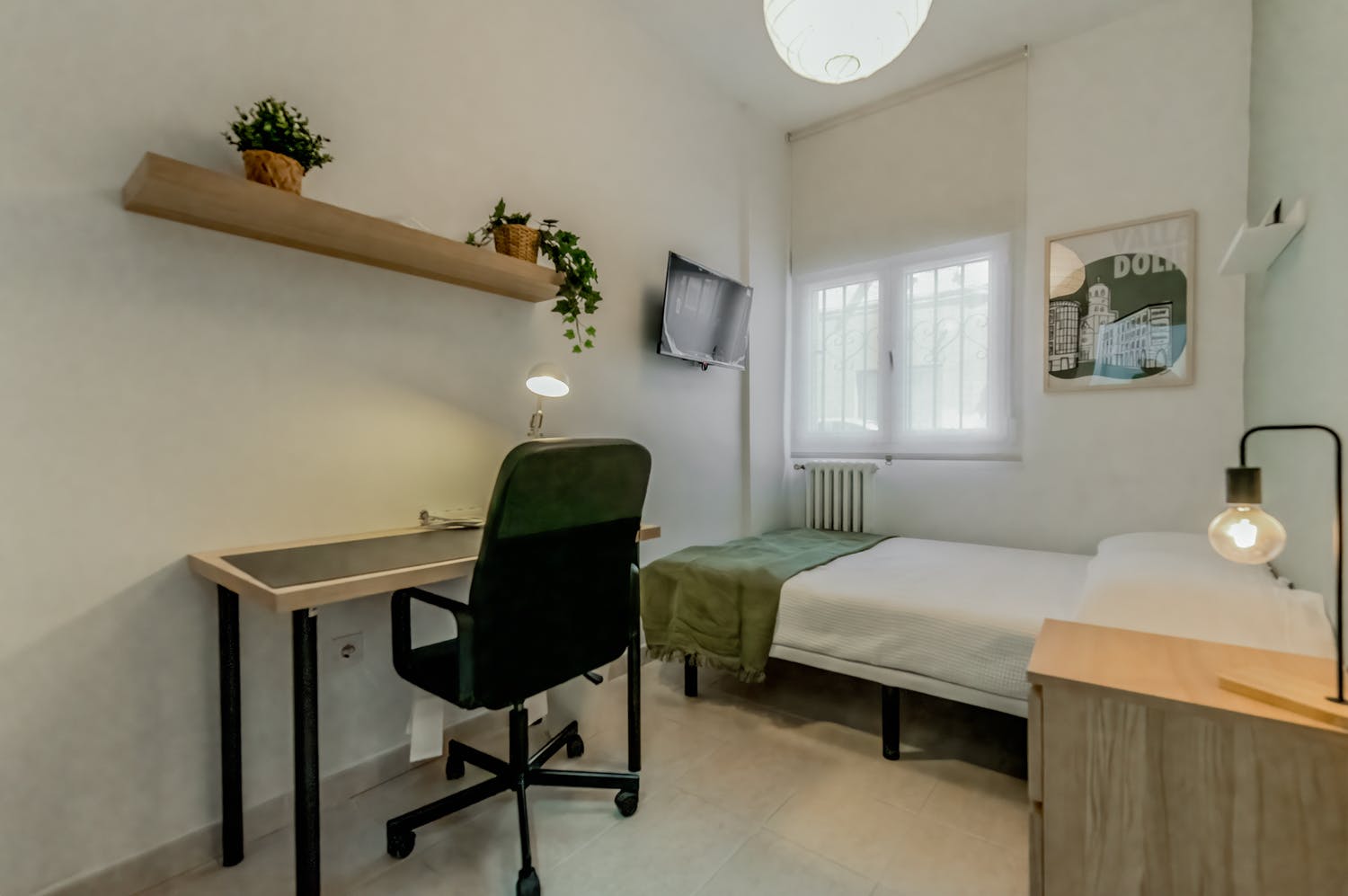 Private room for rent for €325 per month in Valladolid, Calle Artesanía