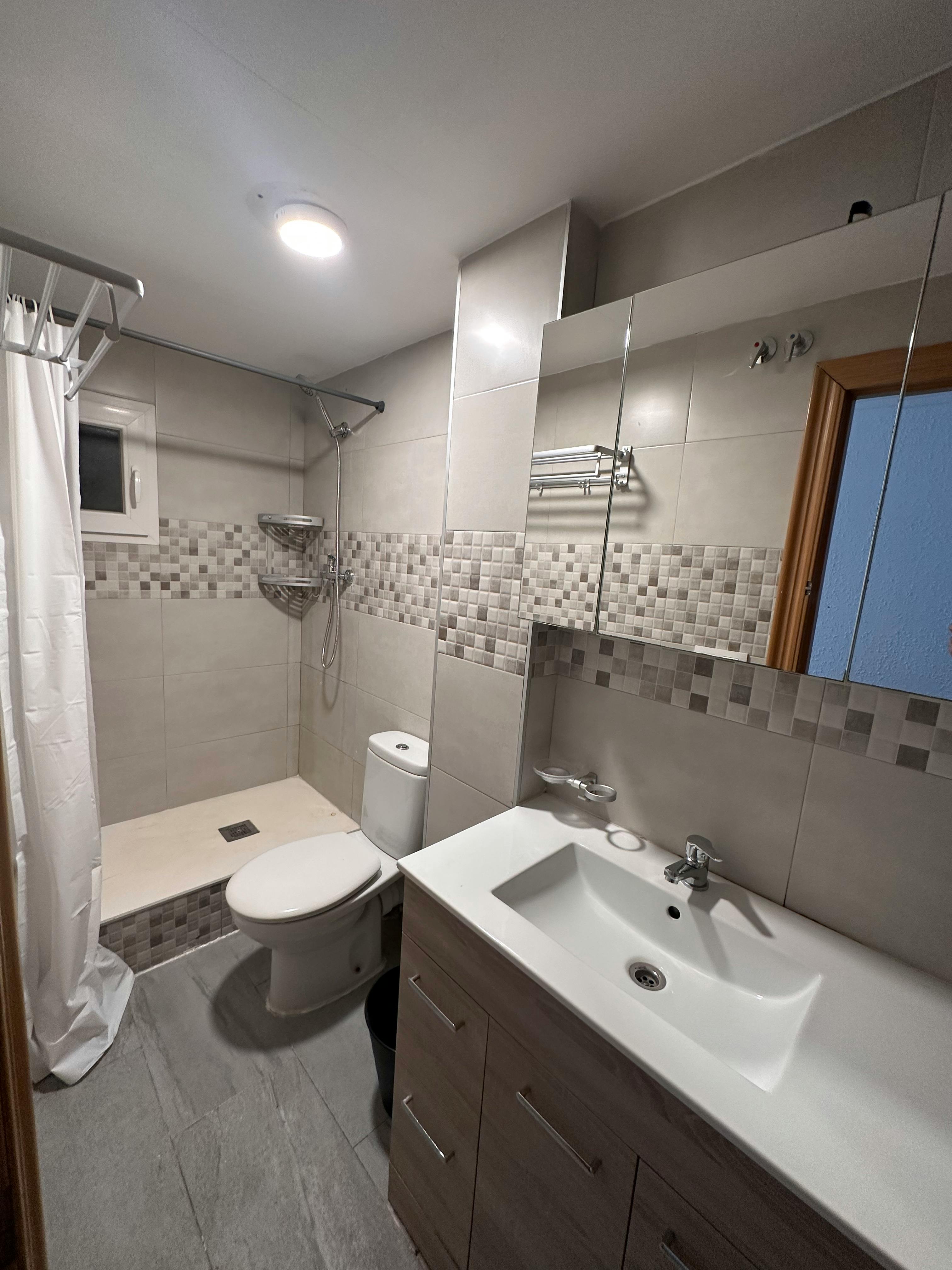 Single room Quart De Poblet, 1 bed, 10m² — photo 1