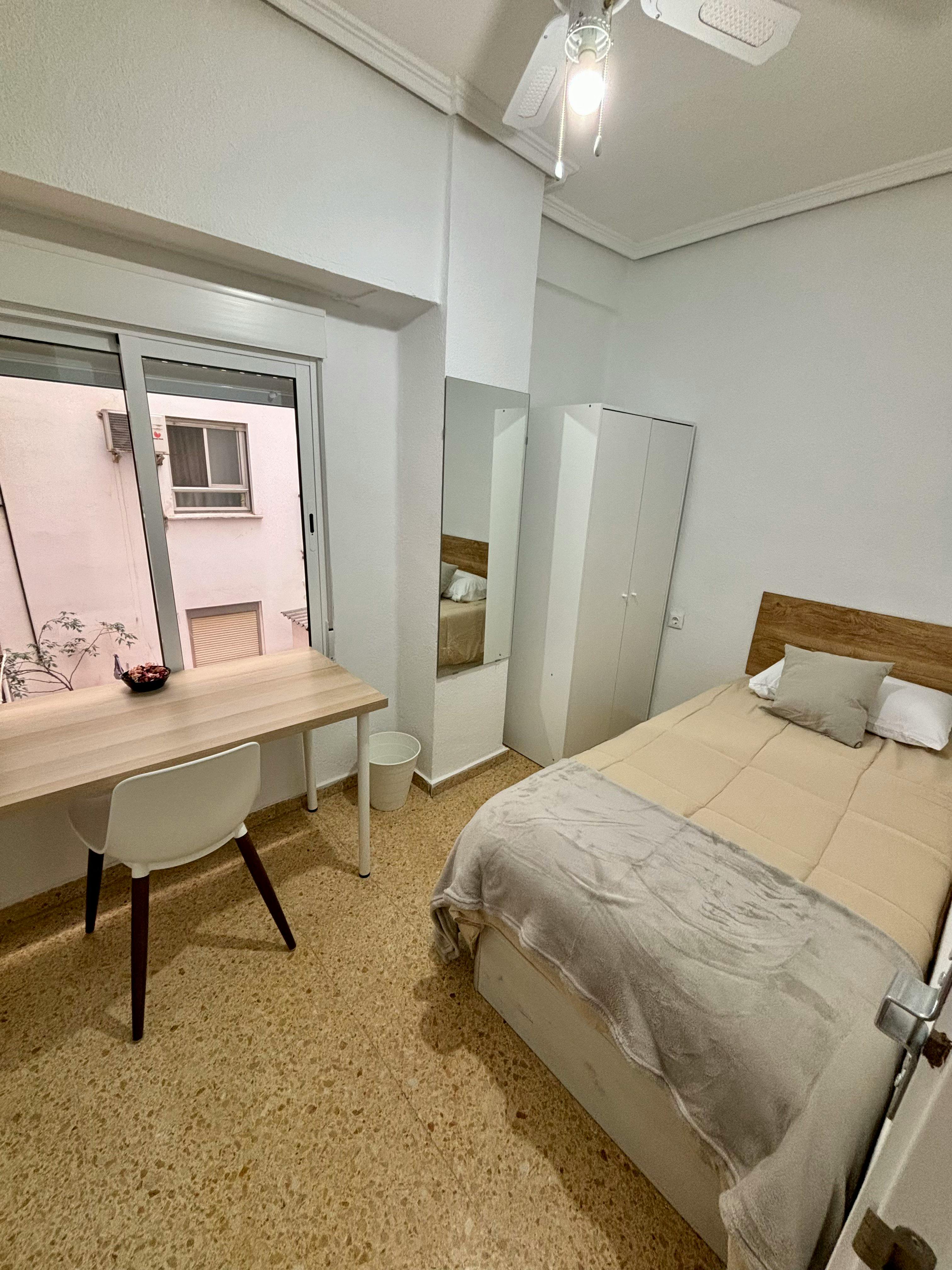 Private room for rent for €400 per month in Valencia, Carrer de l'Enginyer José Sirera