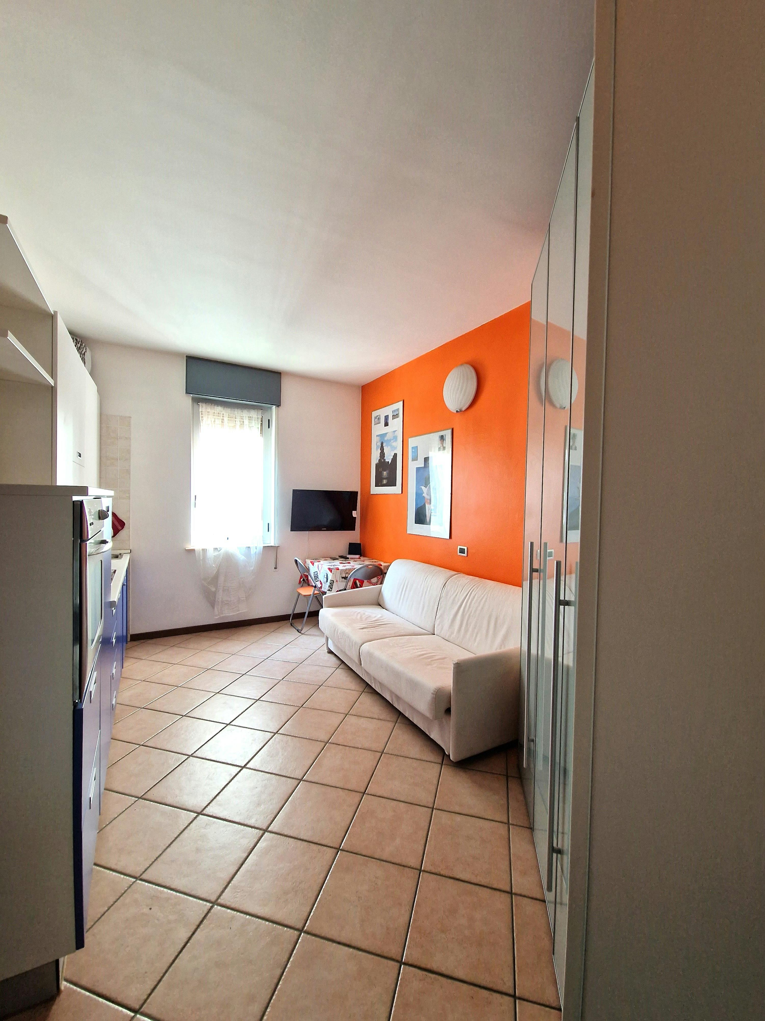 Studio for rent for €1,100 per month in Milan, Via Attilio Momigliano