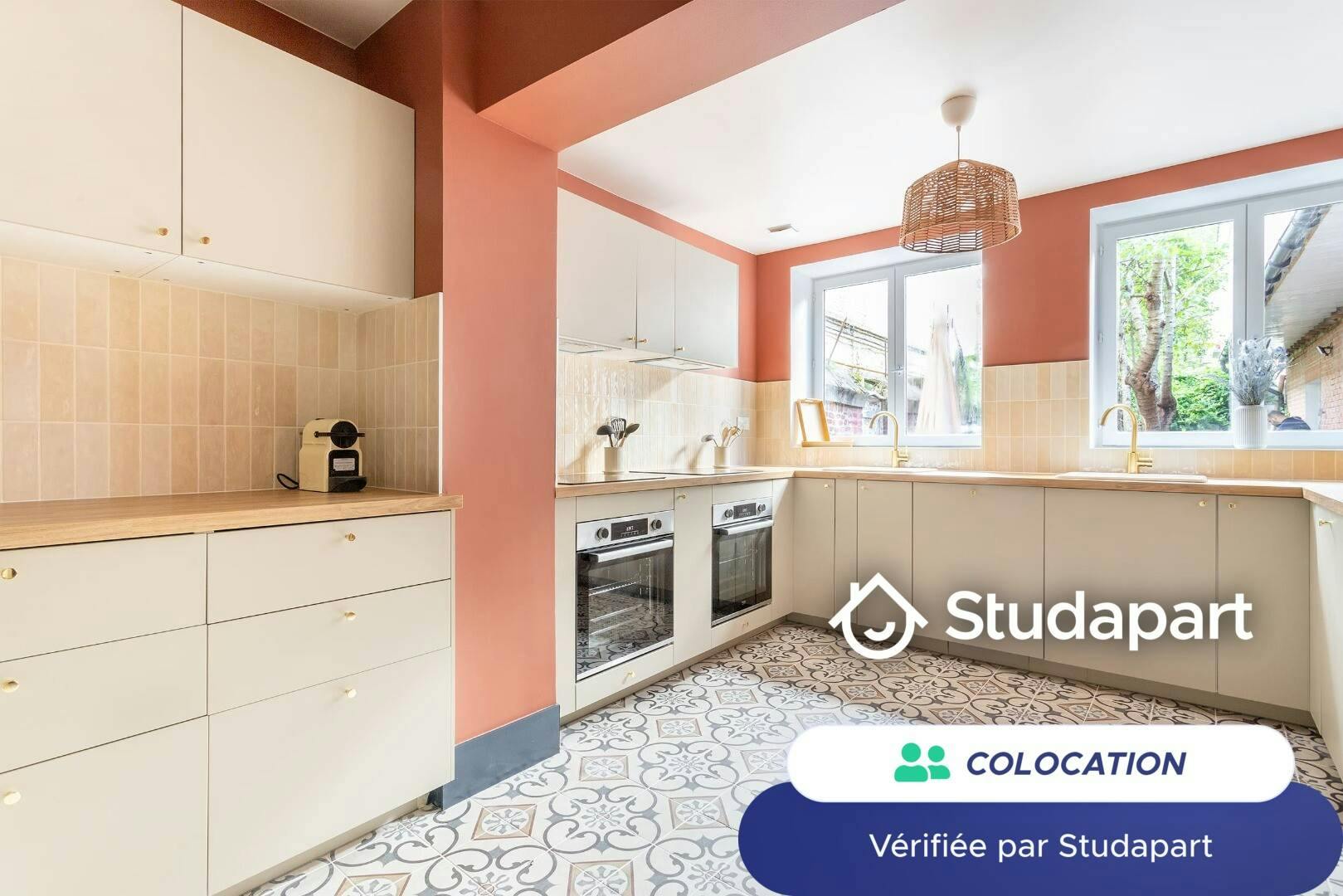 Private room for rent on Rue d'Esquermes, Lille - Plus