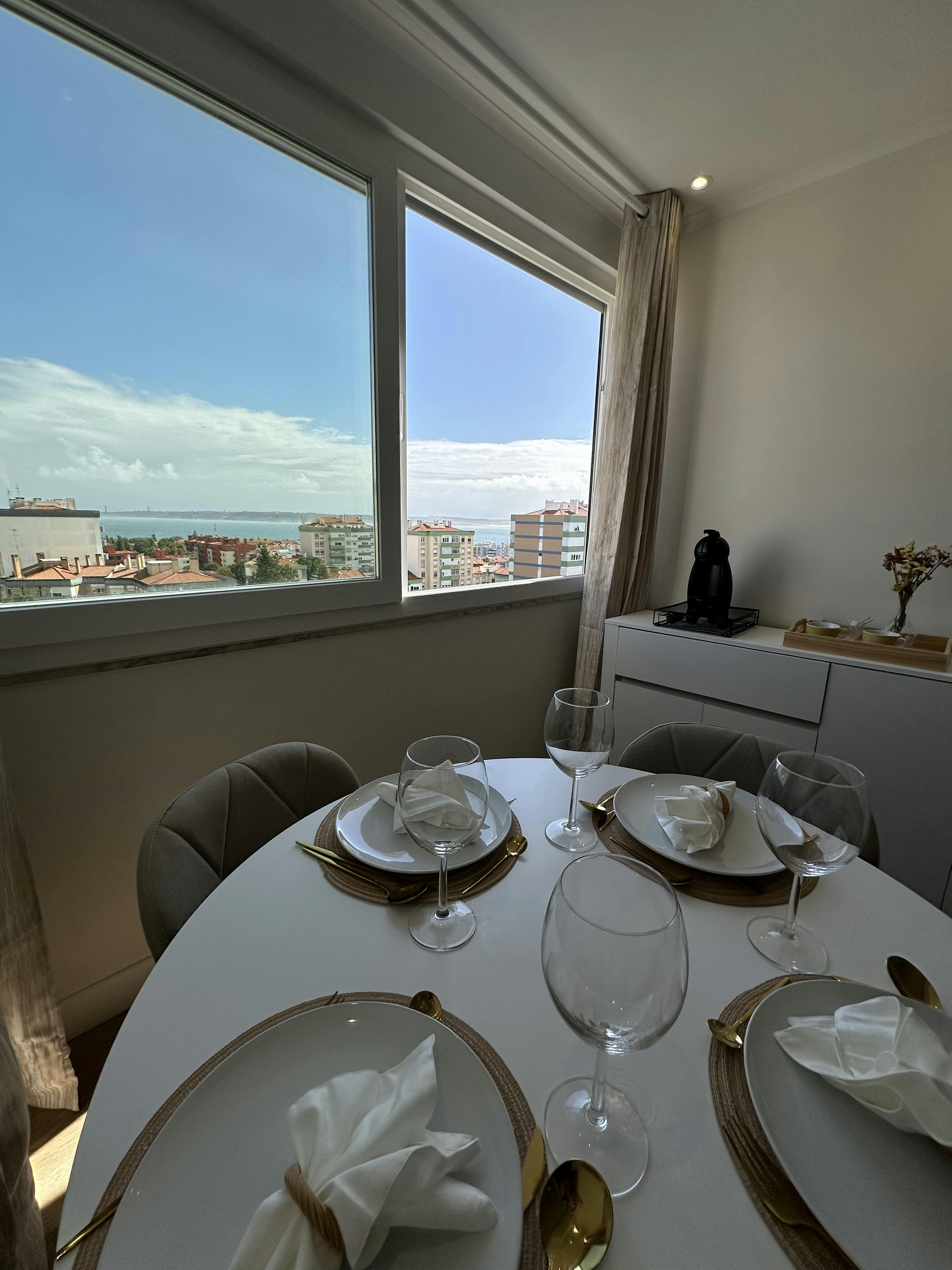 Appartement te huur voor € 2.300 per maand in Oeiras, Rua Brito Camacho