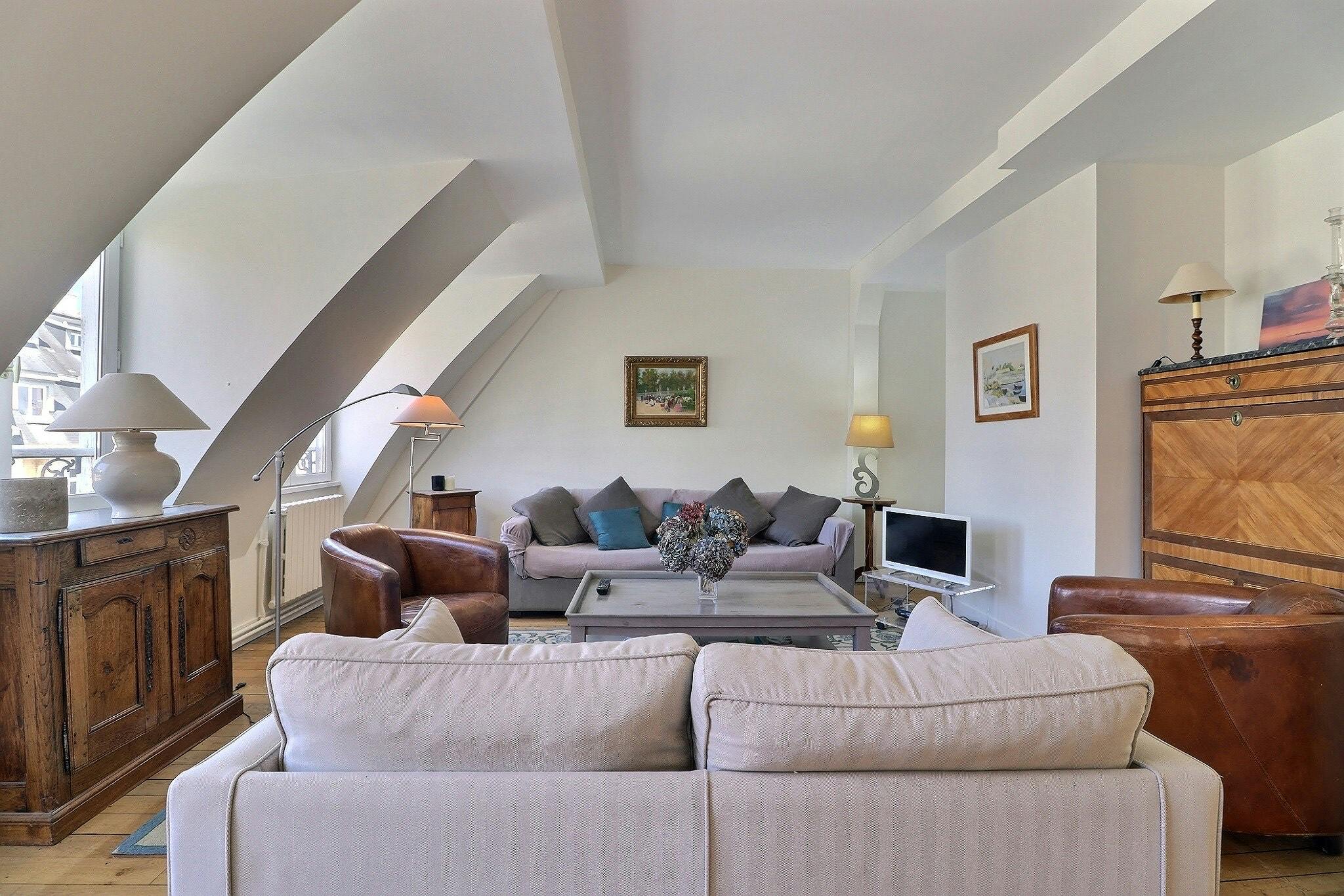 Apartment for rent for €3,728 per month in Paris, Rue César Franck