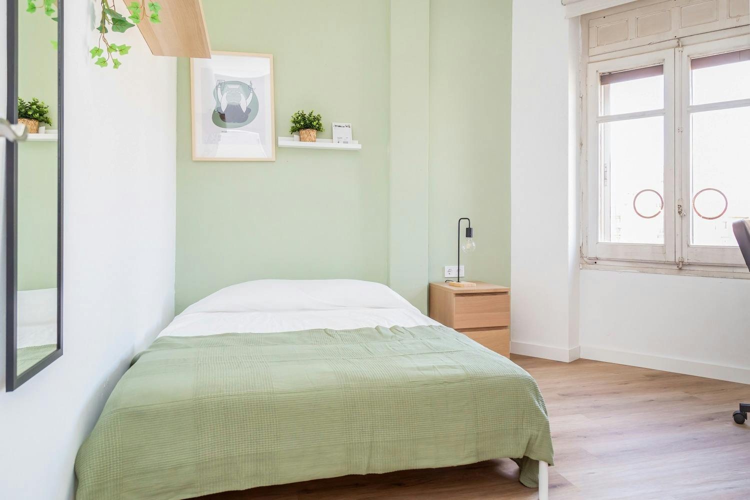 Private room for rent for €345 per month in Zaragoza, Calle Mariano Barbasán