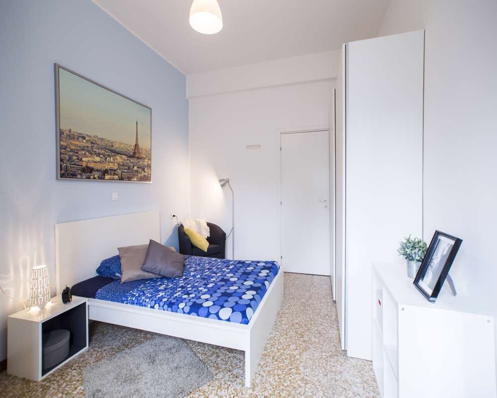 Private room for rent for €700 per month in Milan, Viale Carlo Espinasse