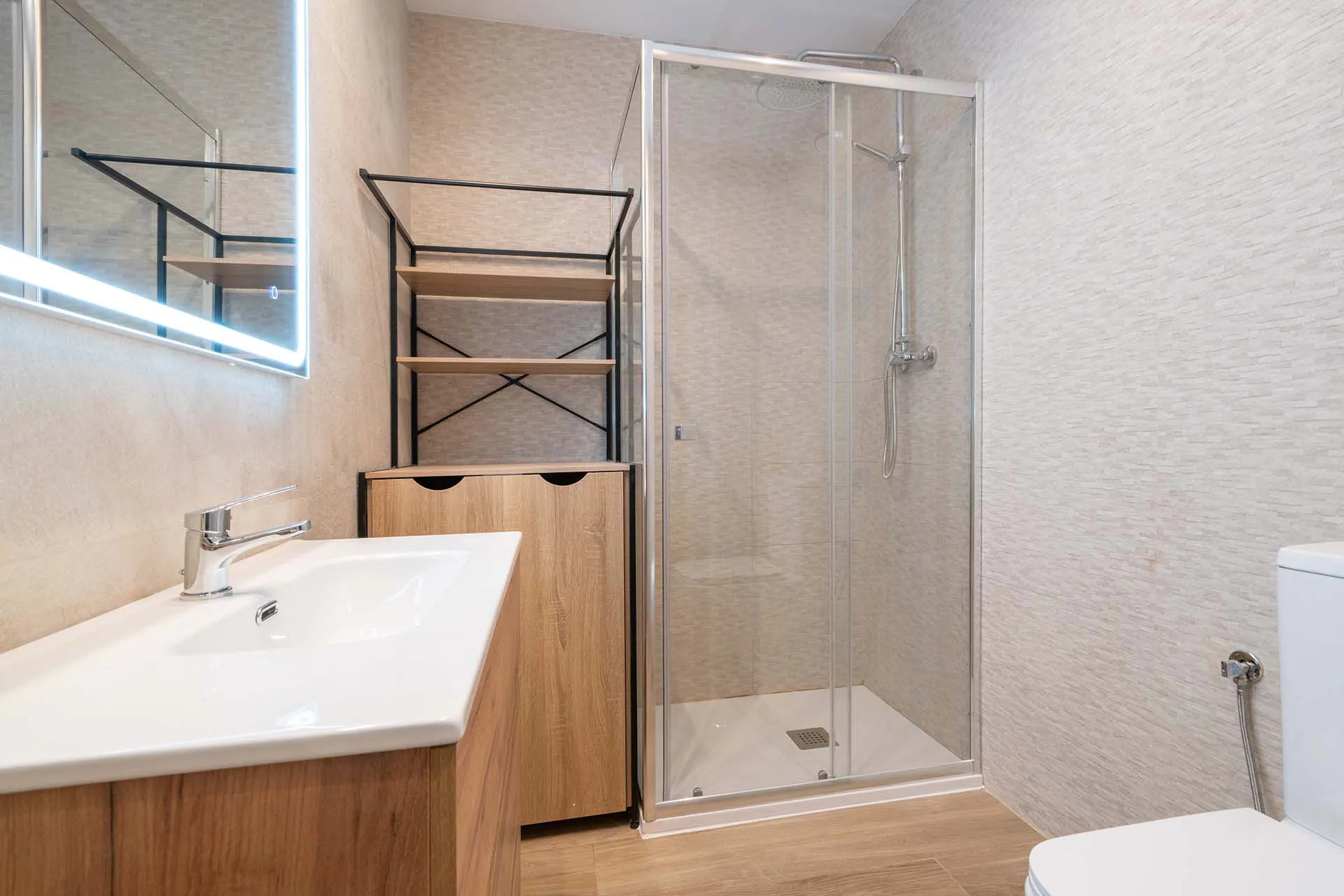 1-Bedroom Apartment in Calle del Poeta Joan Maragall, Madrid (1566295) ROOM 4