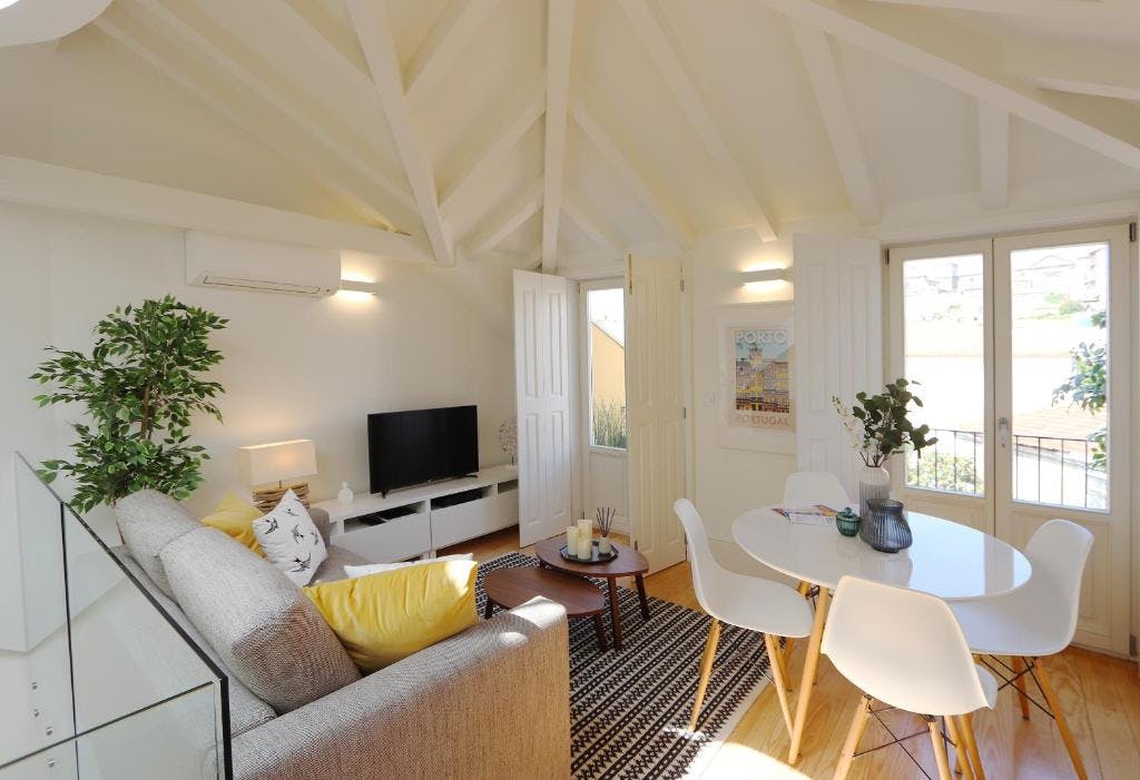 Apartment for rent for €1,500 per month in Porto, Rua dos Caldeireiros