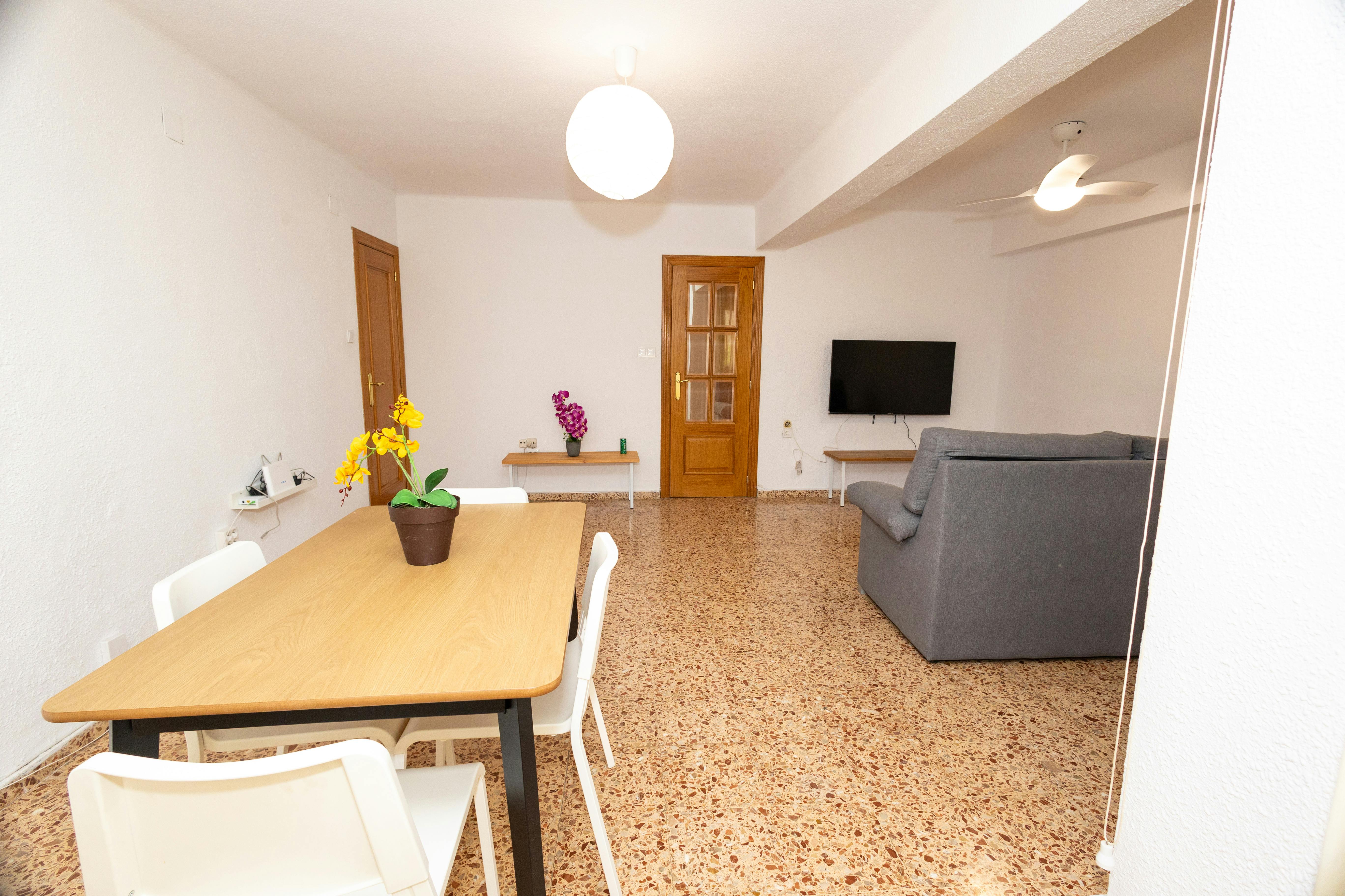 Apartment for rent for €1,200 per month in Valencia, Calle Explorador Andrés