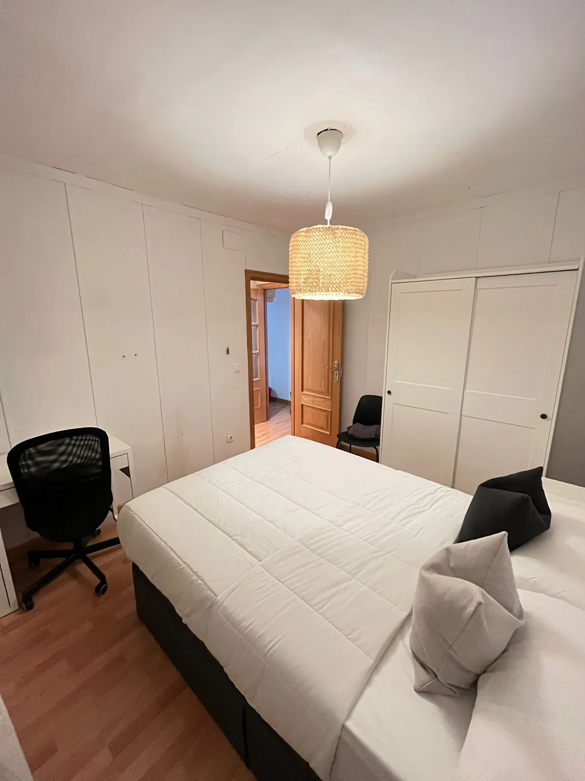 Private room in Calle de Jesús del Valle, Madrid (1567259) ROOM
