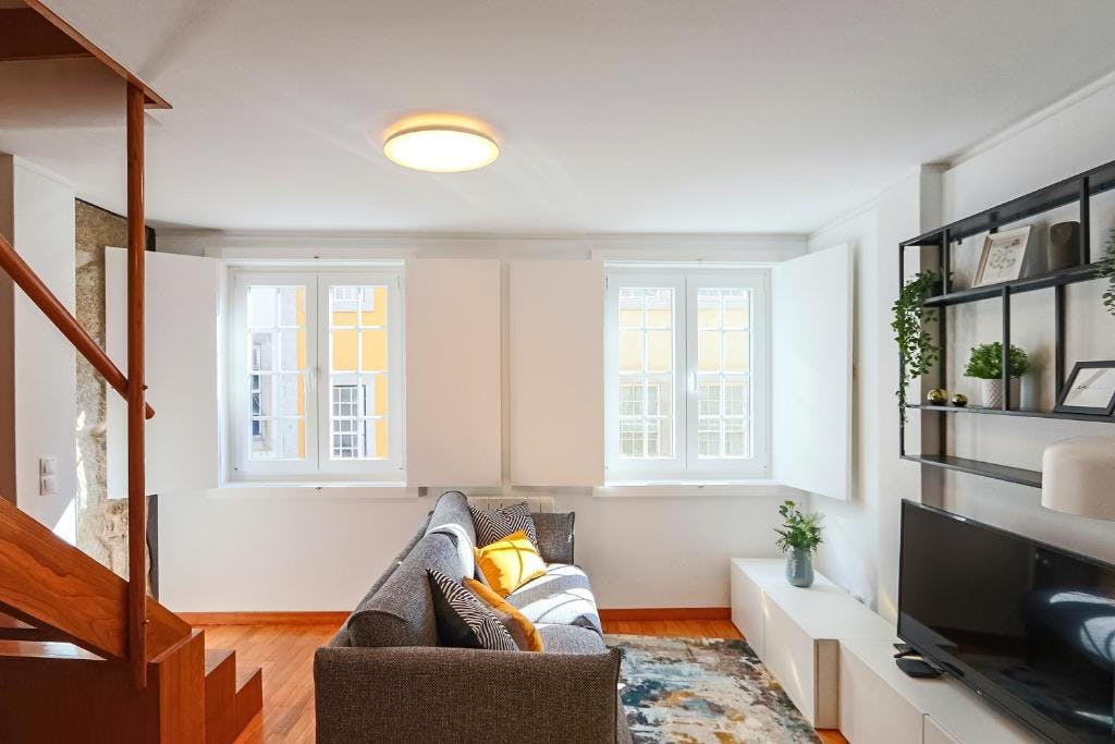 公寓 正在以 €1,400 的月租出租，其位于 Porto, Rua de São Francisco