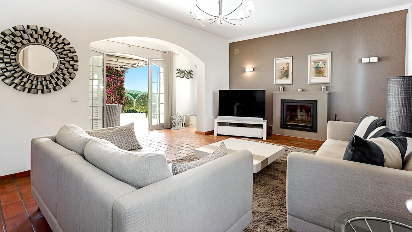 House for rent for €7,500 per month in Lisbon, R. Vale Palhao