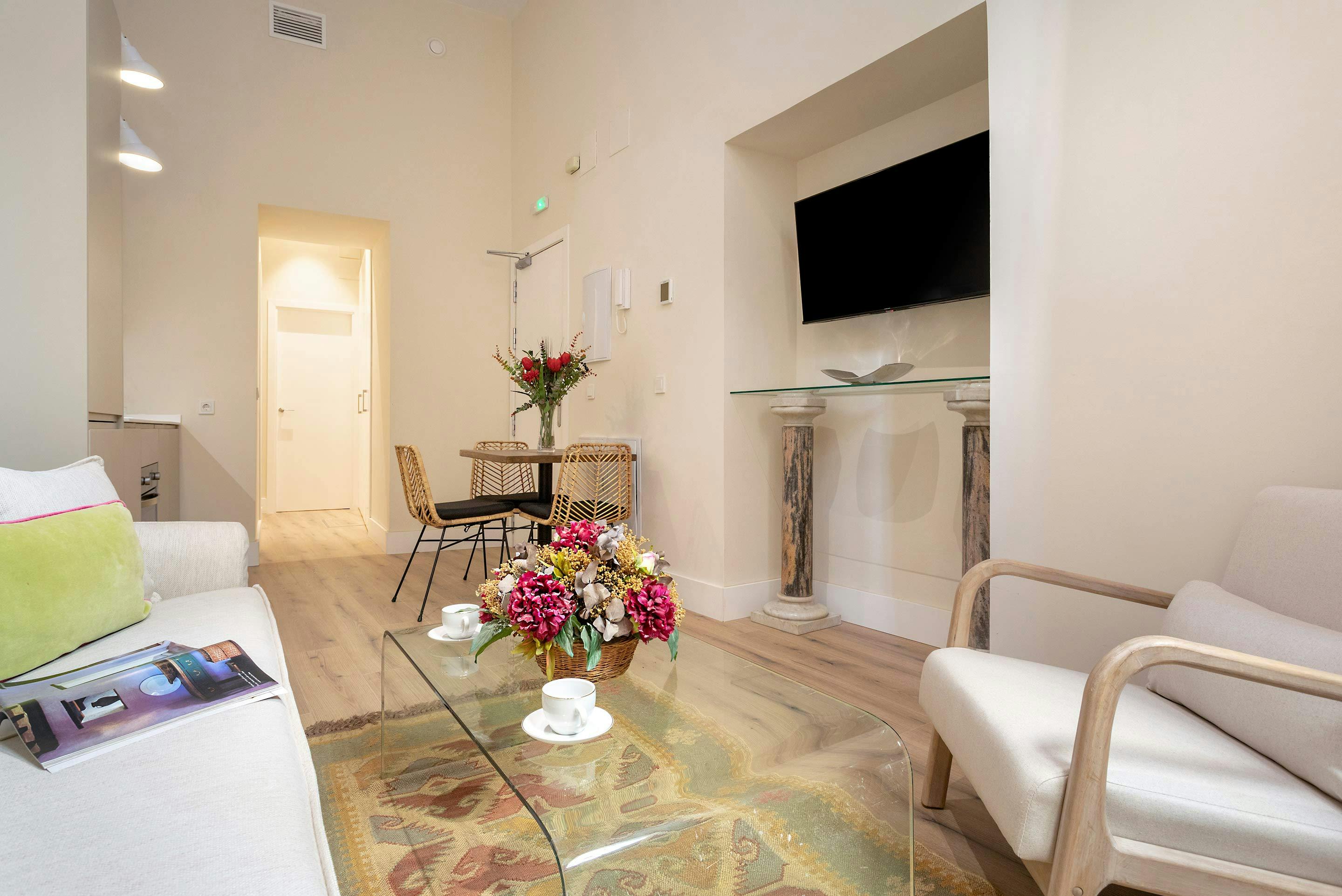 Apartment for rent for €7,613 per month in Sevilla, Calle Rodrigo Caro