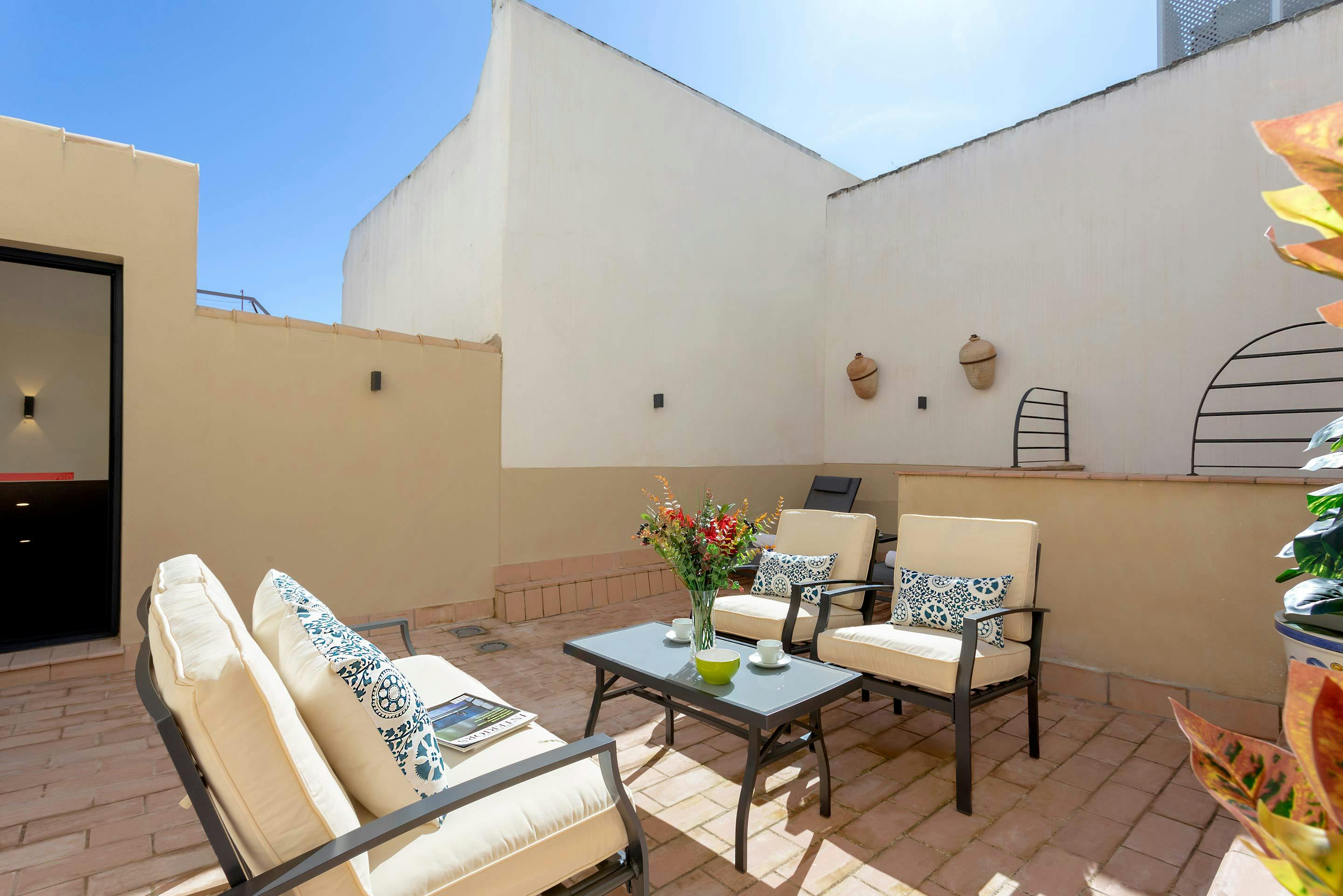 Apartment for rent for €12,062 per month in Sevilla, Calle Rodrigo Caro