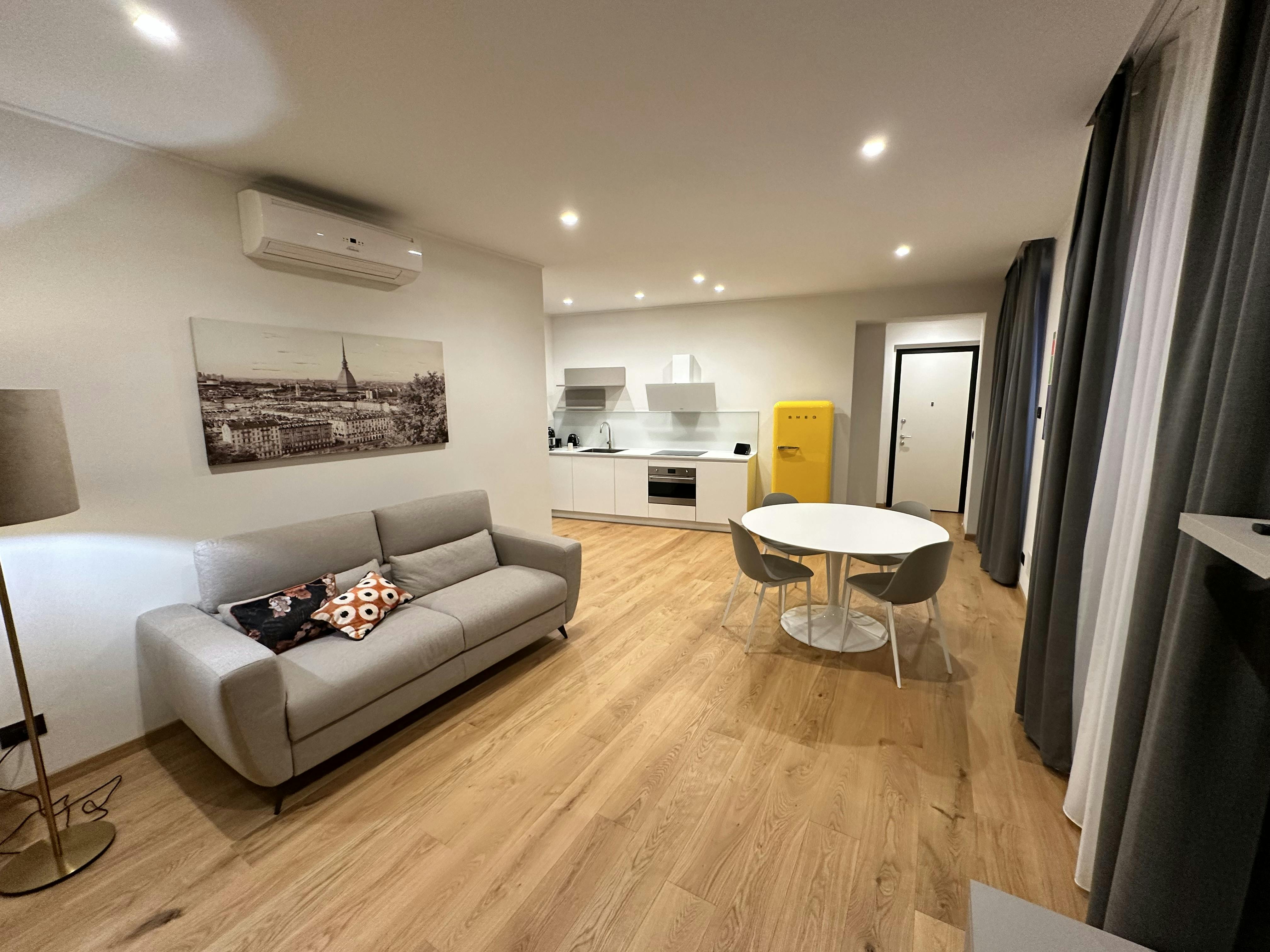 Appartement te huur voor € 2.600 per maand in Rivoli, Via Fratelli Piol