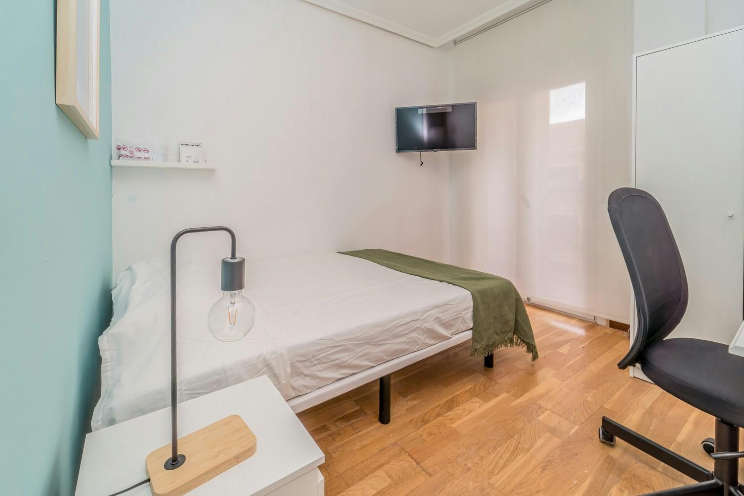 Private room for rent for €345 per month in Valladolid, Calle Silió