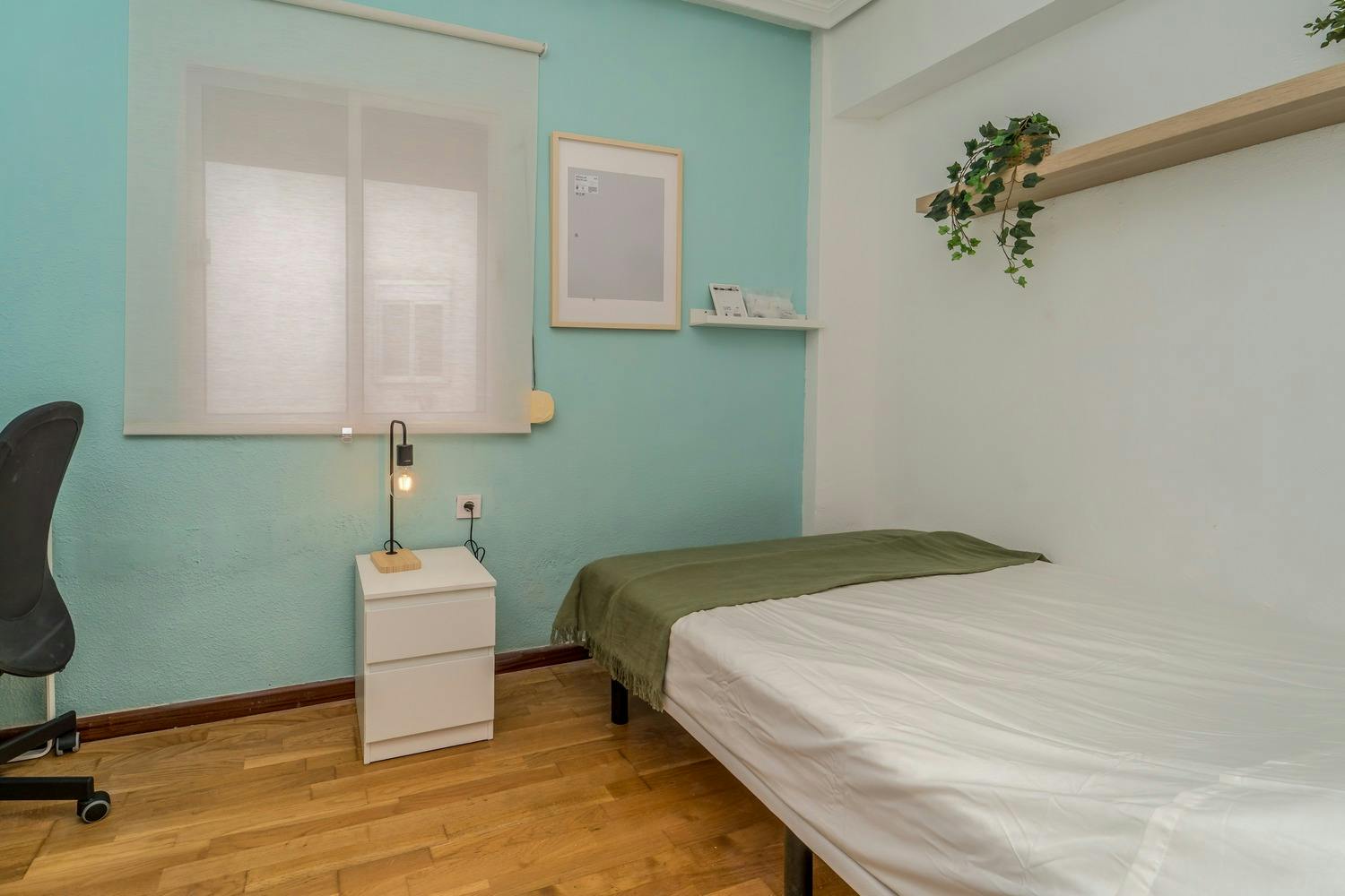 Habitación privada en alquiler por 325 € al mes en Valladolid, Calle Silió