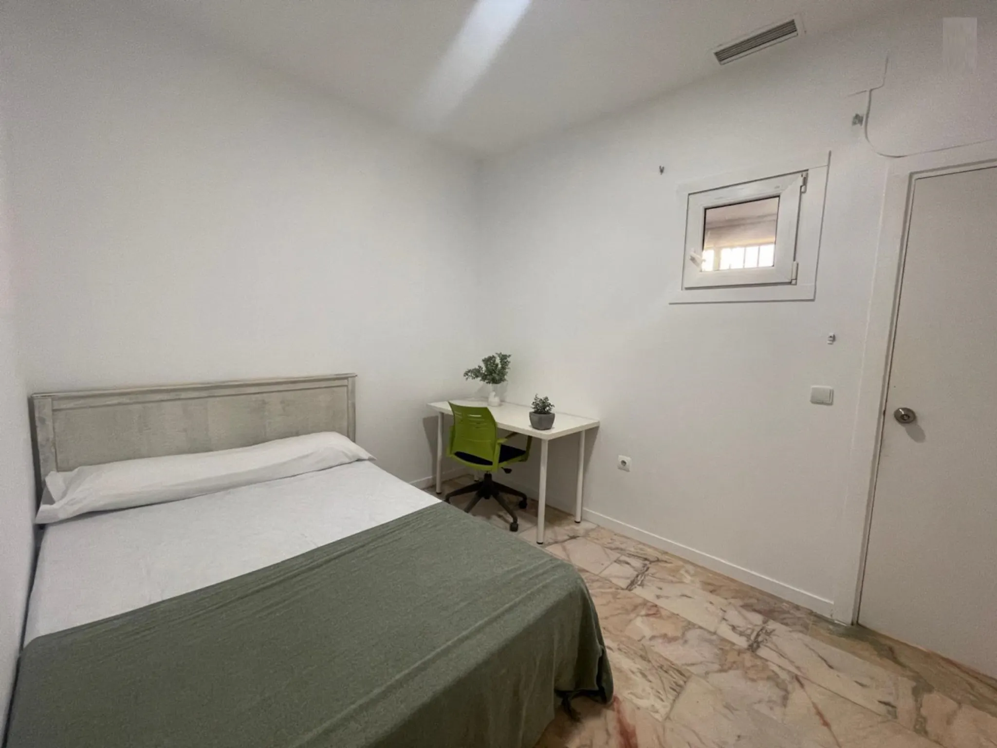 Calle Porvenir, Sevilla preview