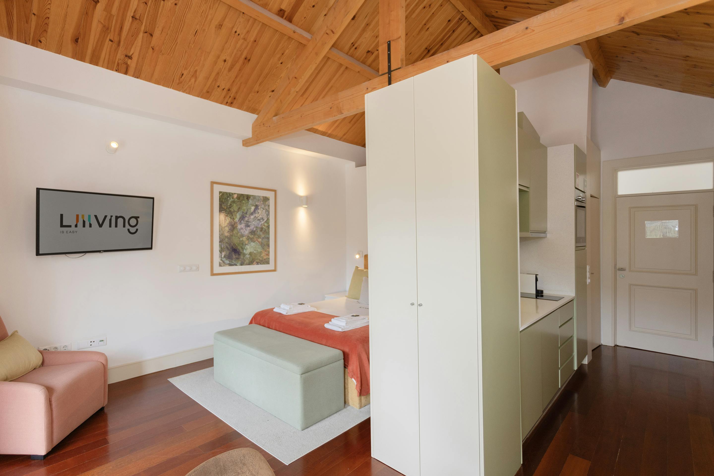 Studio for rent for €1,400 per month in Porto, Rua do Bonjardim