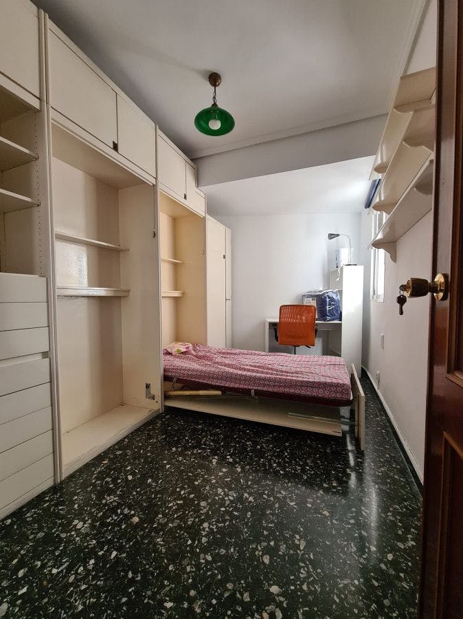 Private room for rent for €295 per month in Valencia, Gran Vía de Fernando el Católico