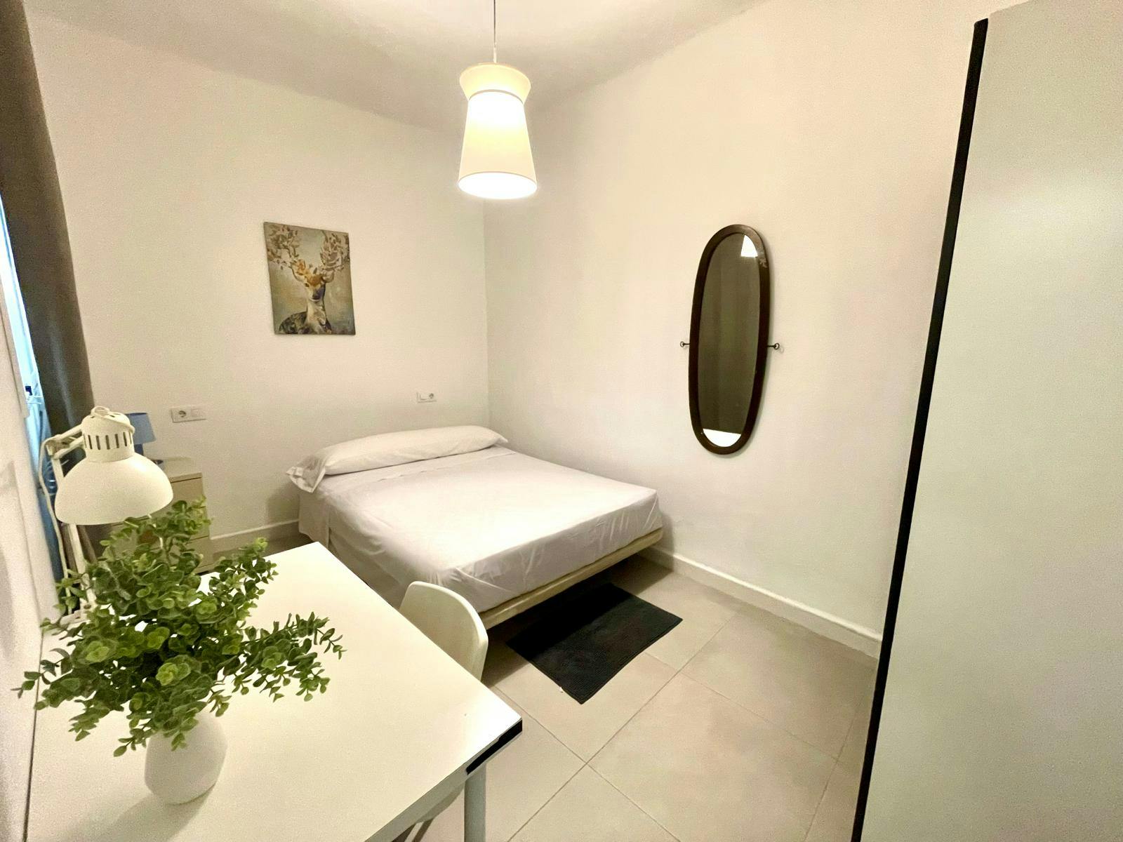 Private room for rent for €440 per month in Sevilla, Calle Bustos Tavera