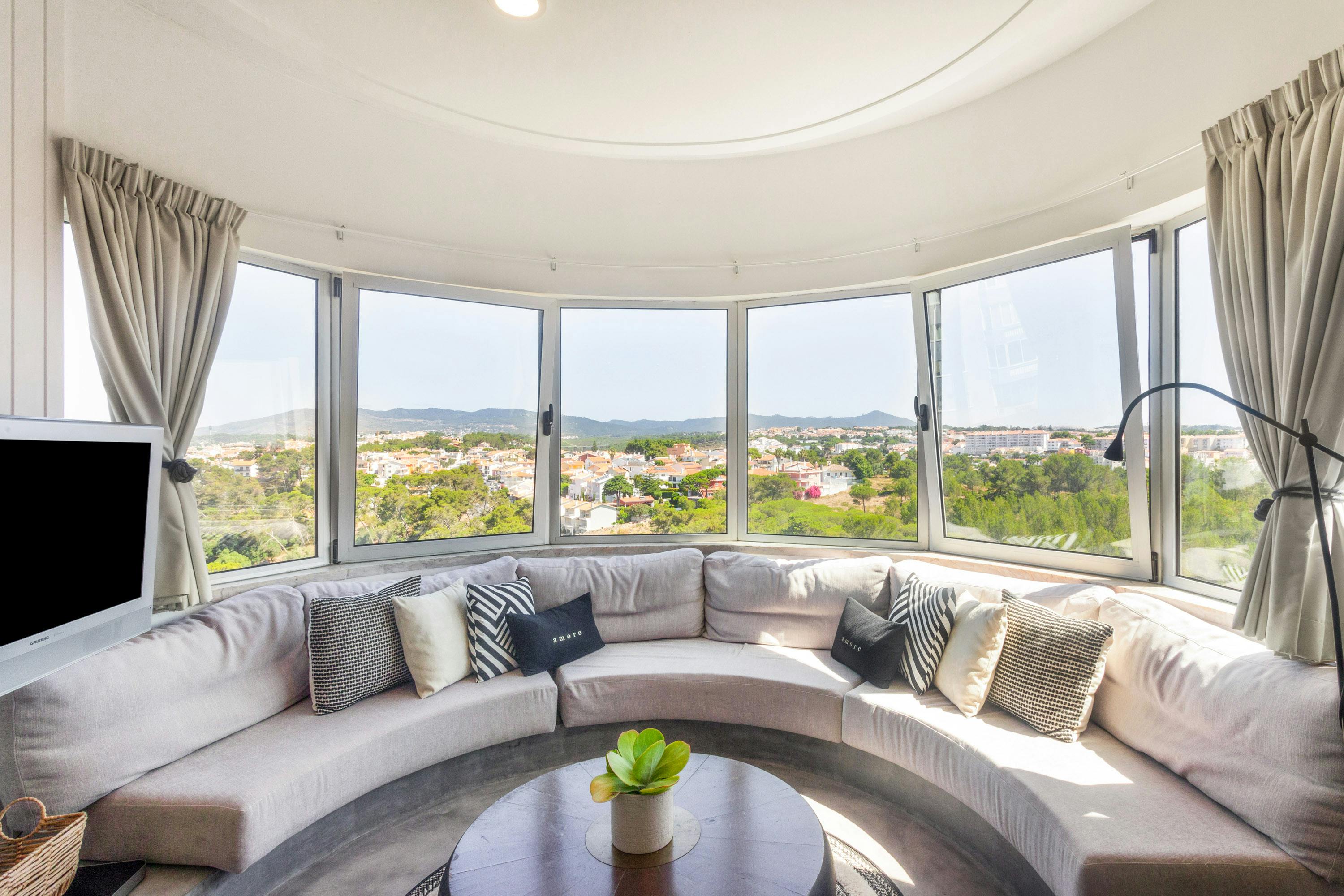 公寓 正在以 €1,995 的月租出租，其位于 Cascais, Avenida das Comunidades Europeias