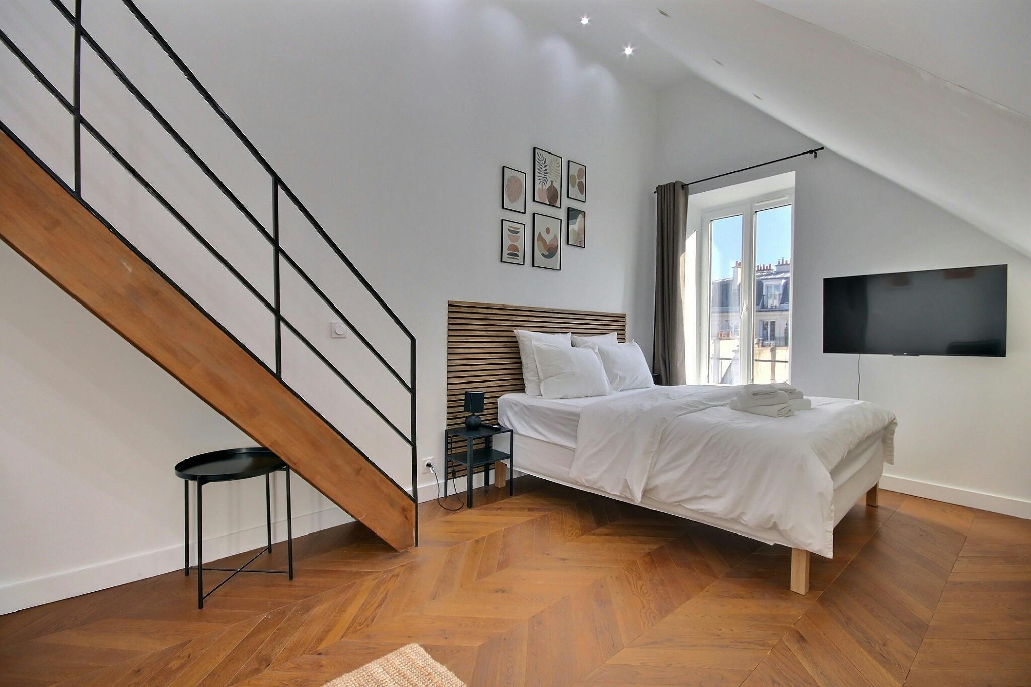 Apartment for rent for €1,749 per month in Paris, Rue Poissonnière