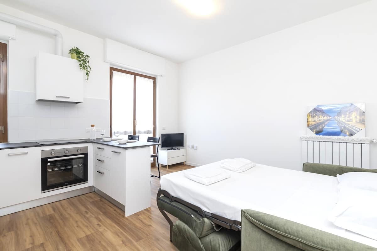 Apartment for rent for €1,900 per month in Milan, Via Broni